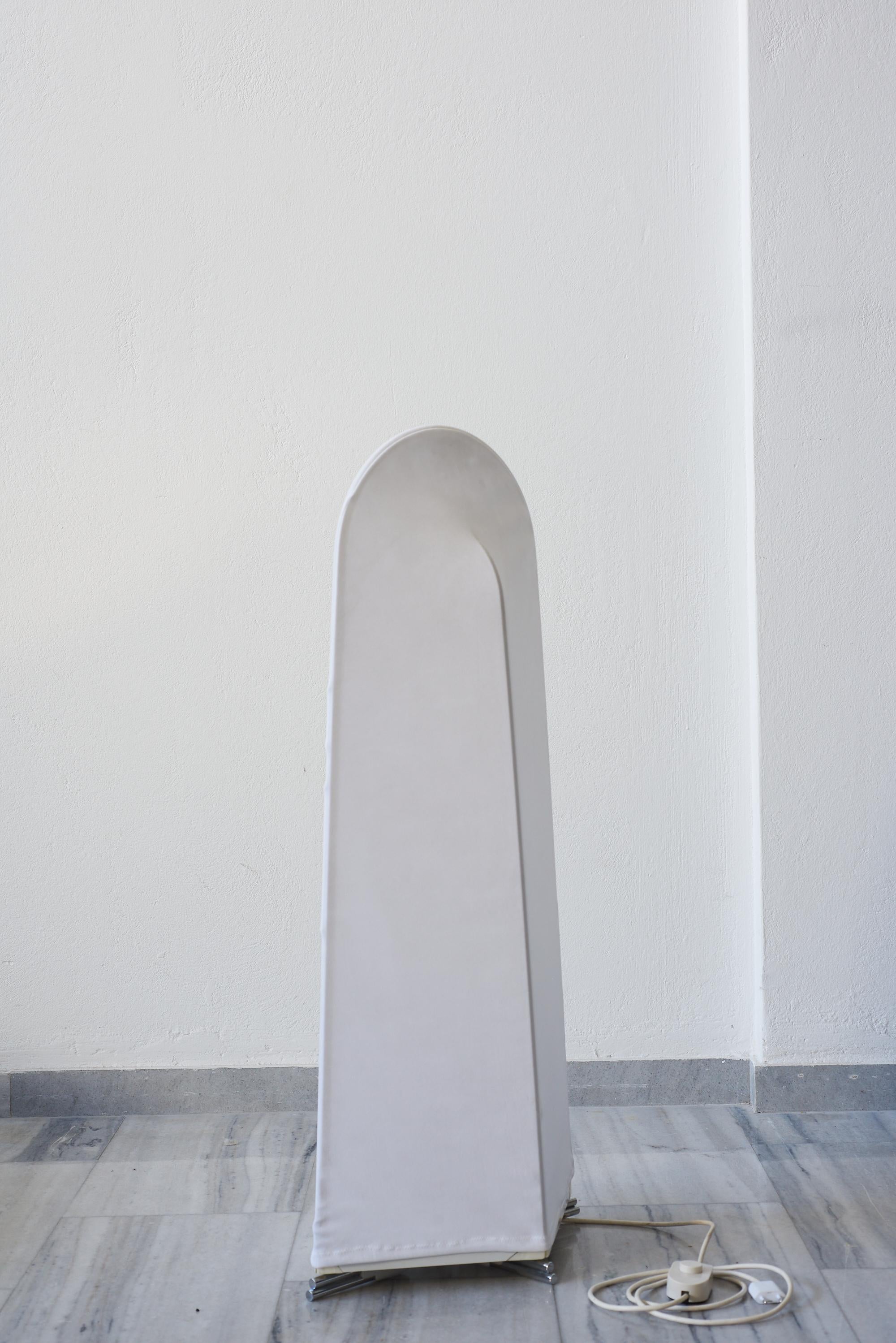 The Kazuki floor lamp, produced in 1975 by the Italian lighting manufacturer Sirrah to a design by the Japanese architect and designer Kazuhide Takahama, present a fresh interpretation of traditional rice paper lamps. Instead of rice paper, Takahama