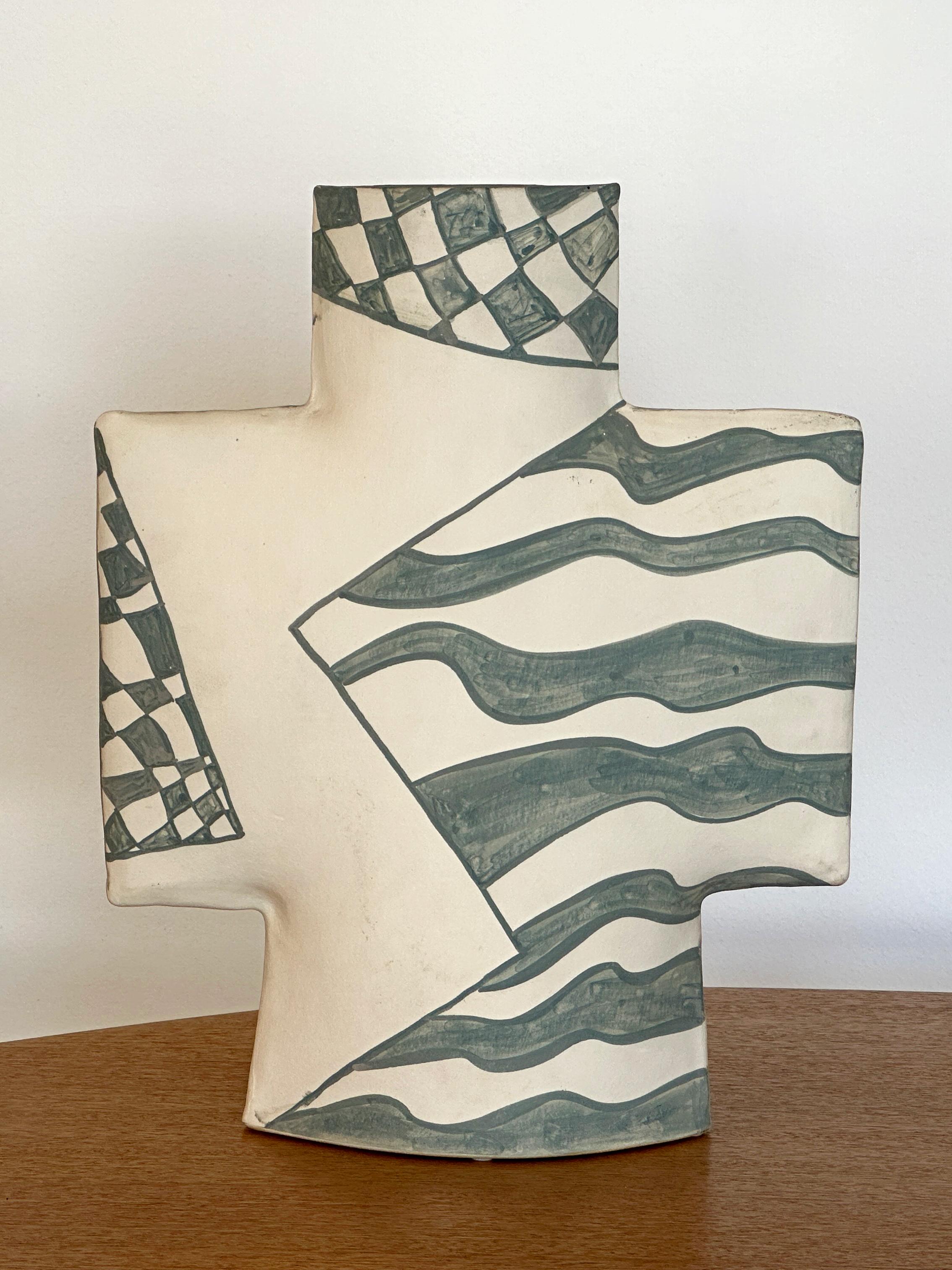 Il s'agit d'un magnifique vase en céramique post-moderne de l'artiste californienne Kazuko Matthews, avec un motif différent exécuté à l'avant et à l'arrière. Ce grand vase mesure 17-1/2