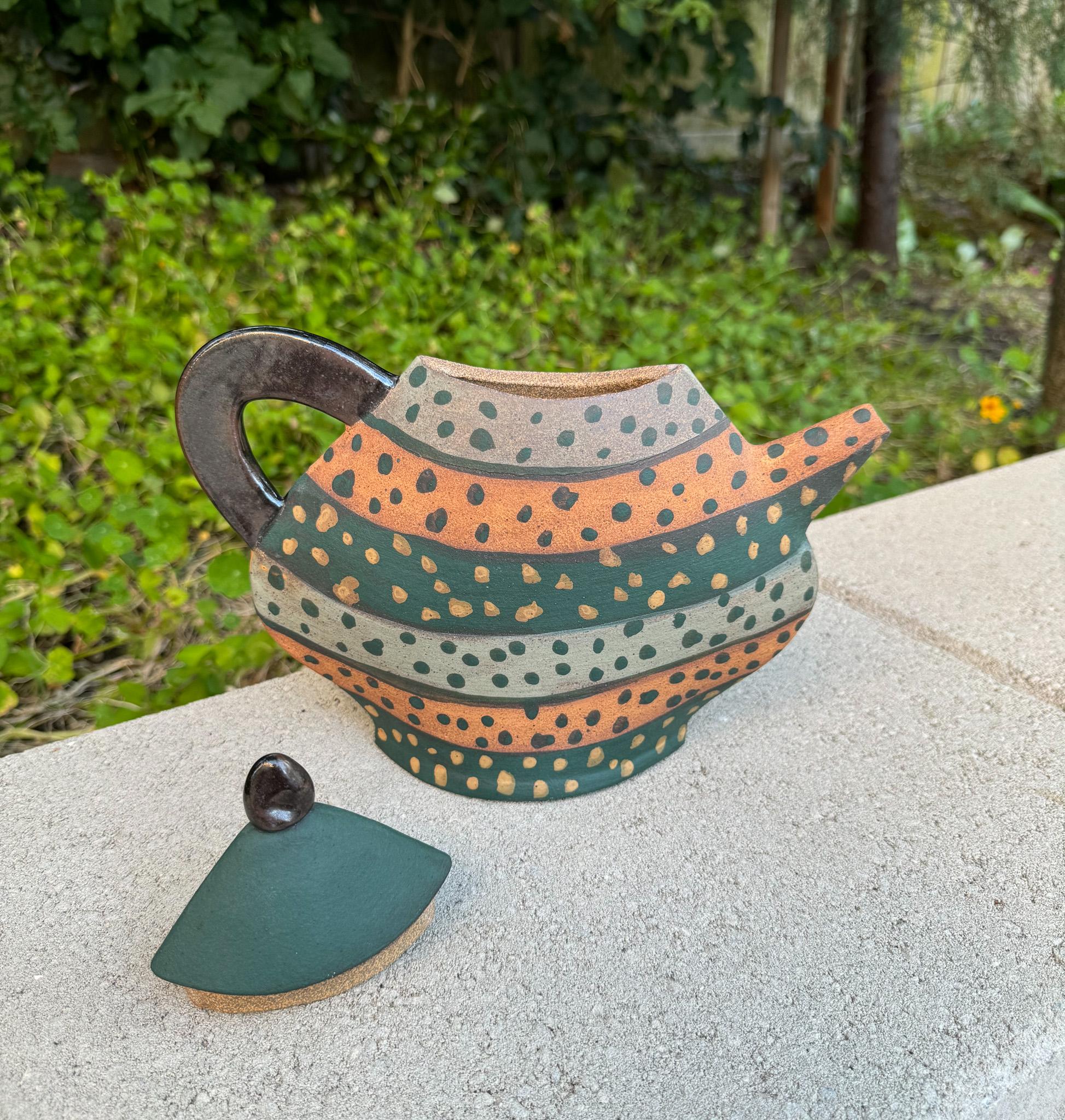 Tetera de cerámica postmoderna Kazuko Matthews, California, años 80 en venta 3