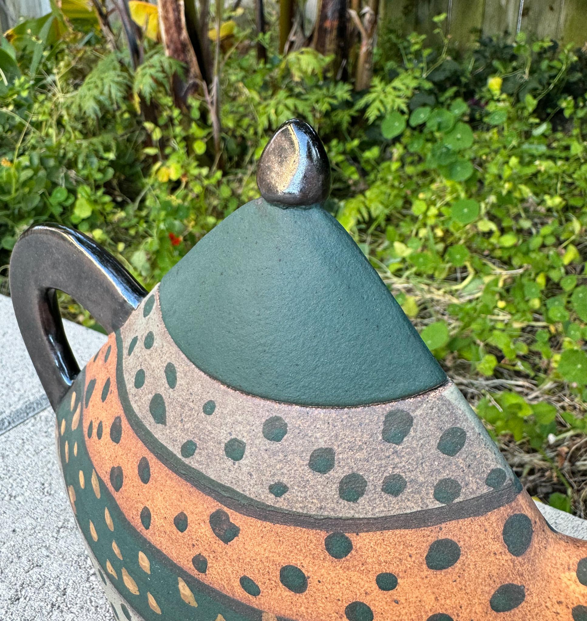 Tetera de cerámica postmoderna Kazuko Matthews, California, años 80 en Bueno estado para la venta en San Juan Capistrano, CA