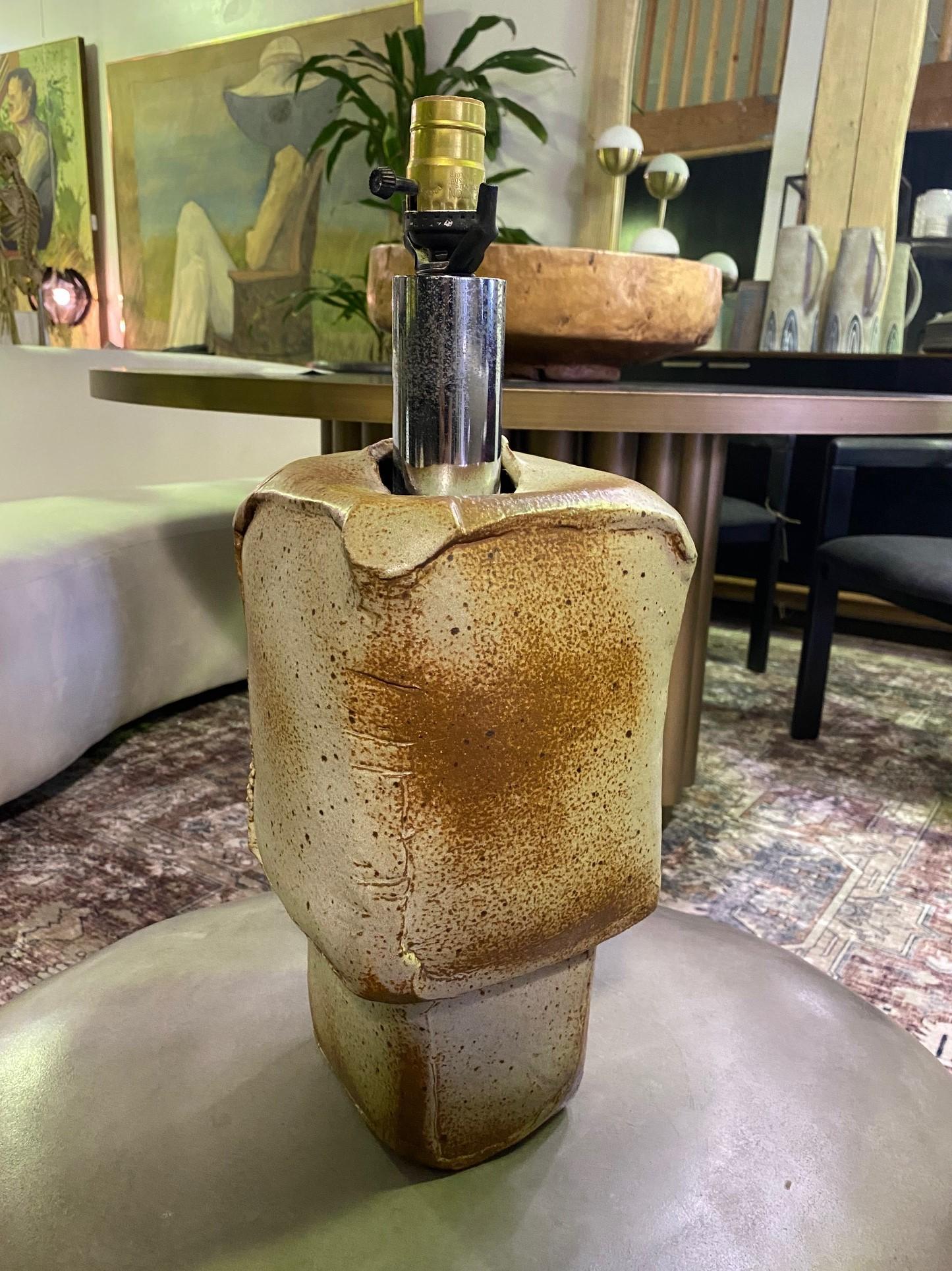 Kazuko Matthews Signed Brutalist Studio Pottery Slab Modern Table Lamp Sculpture In Good Condition For Sale In Studio City, CA