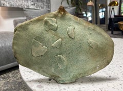 Vase en poterie sculpturale vernissée verte aplatie signé Kazuko Matthews