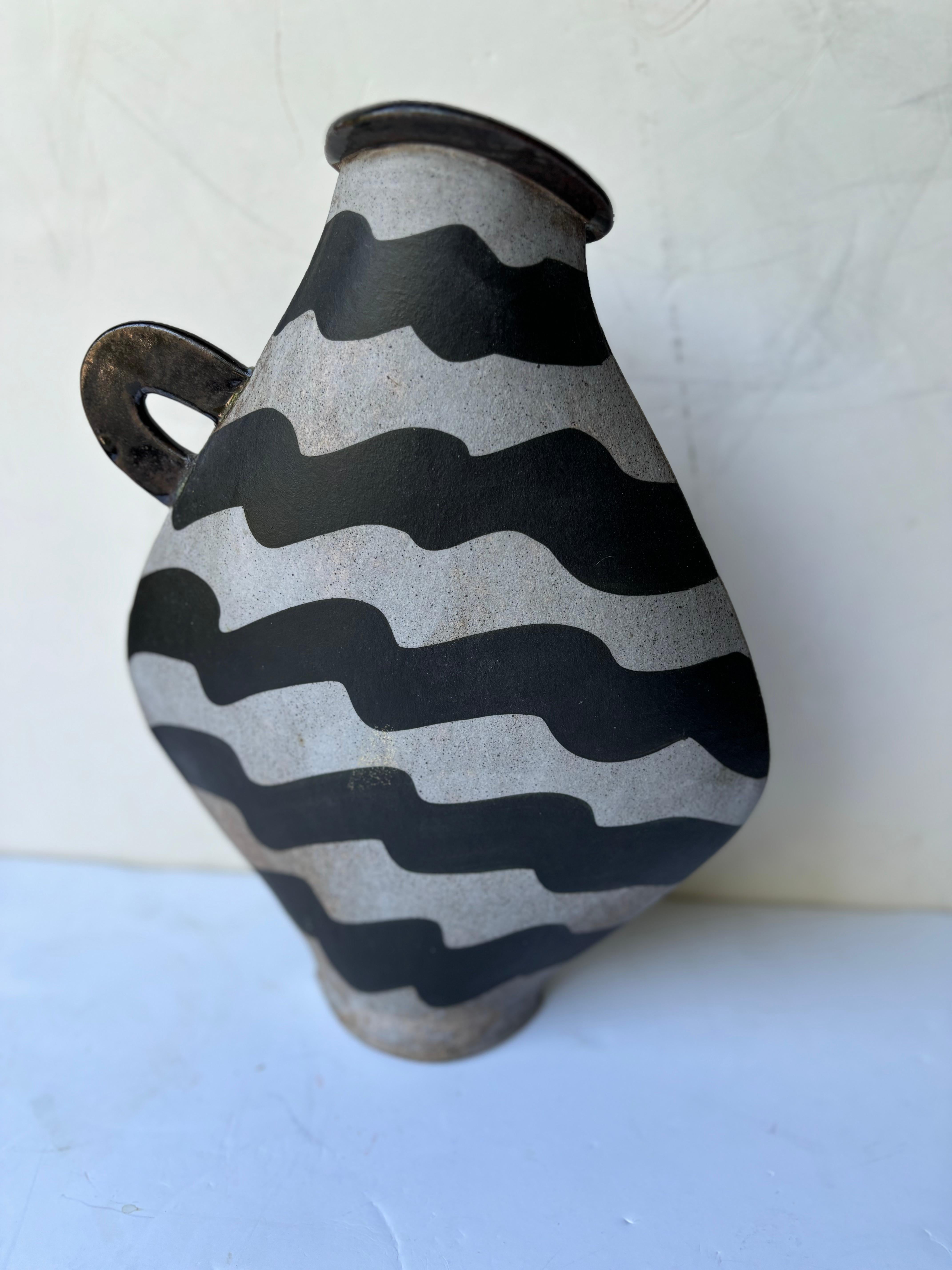 Joli design traditionnel dans ce grès  / vase en céramique avec des écailles et des vagues sur la face opposée. Signature incisée en bas.