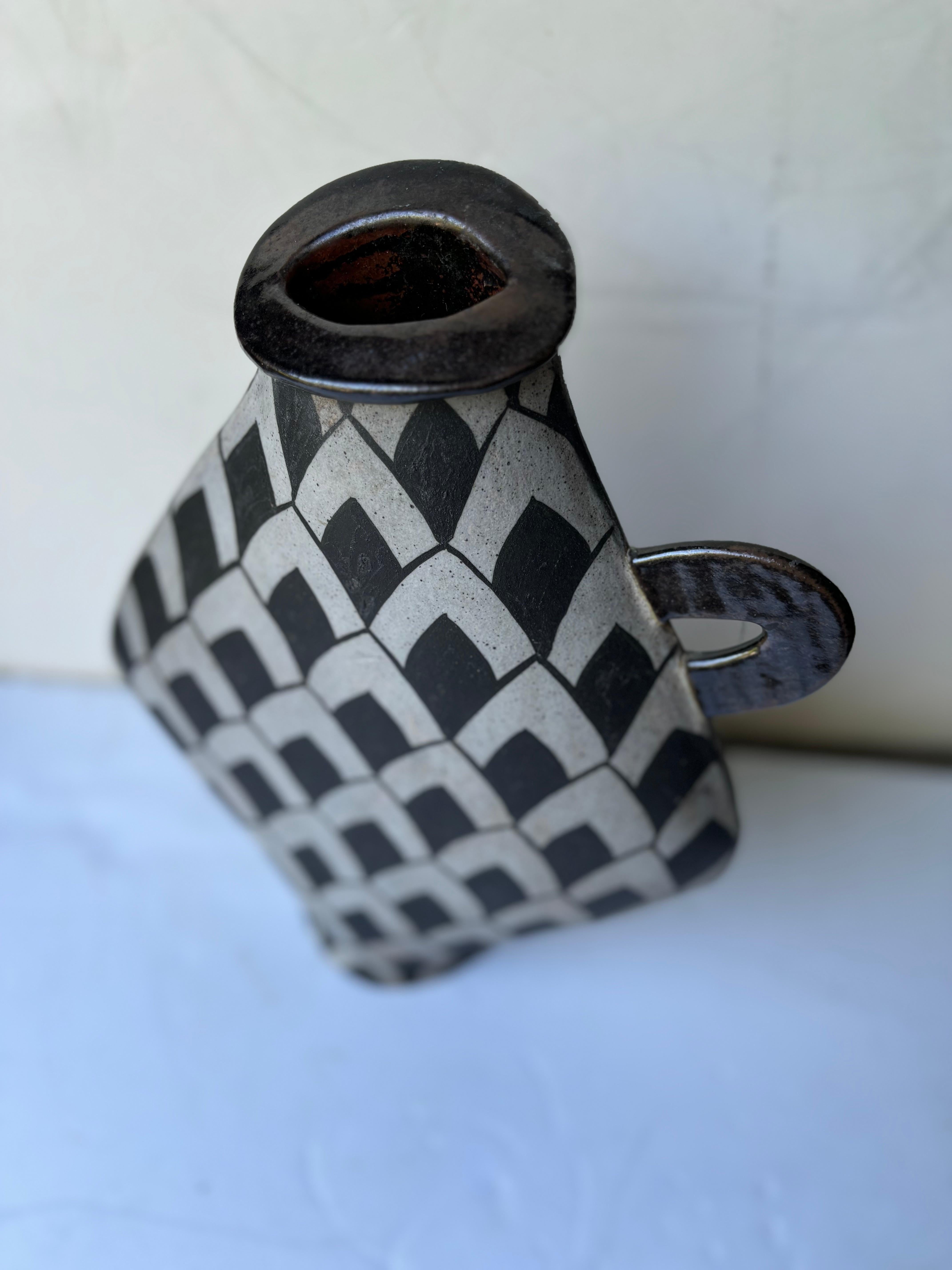 Postmoderne Kazuko Matthews vase en céramique post-moderne en vente