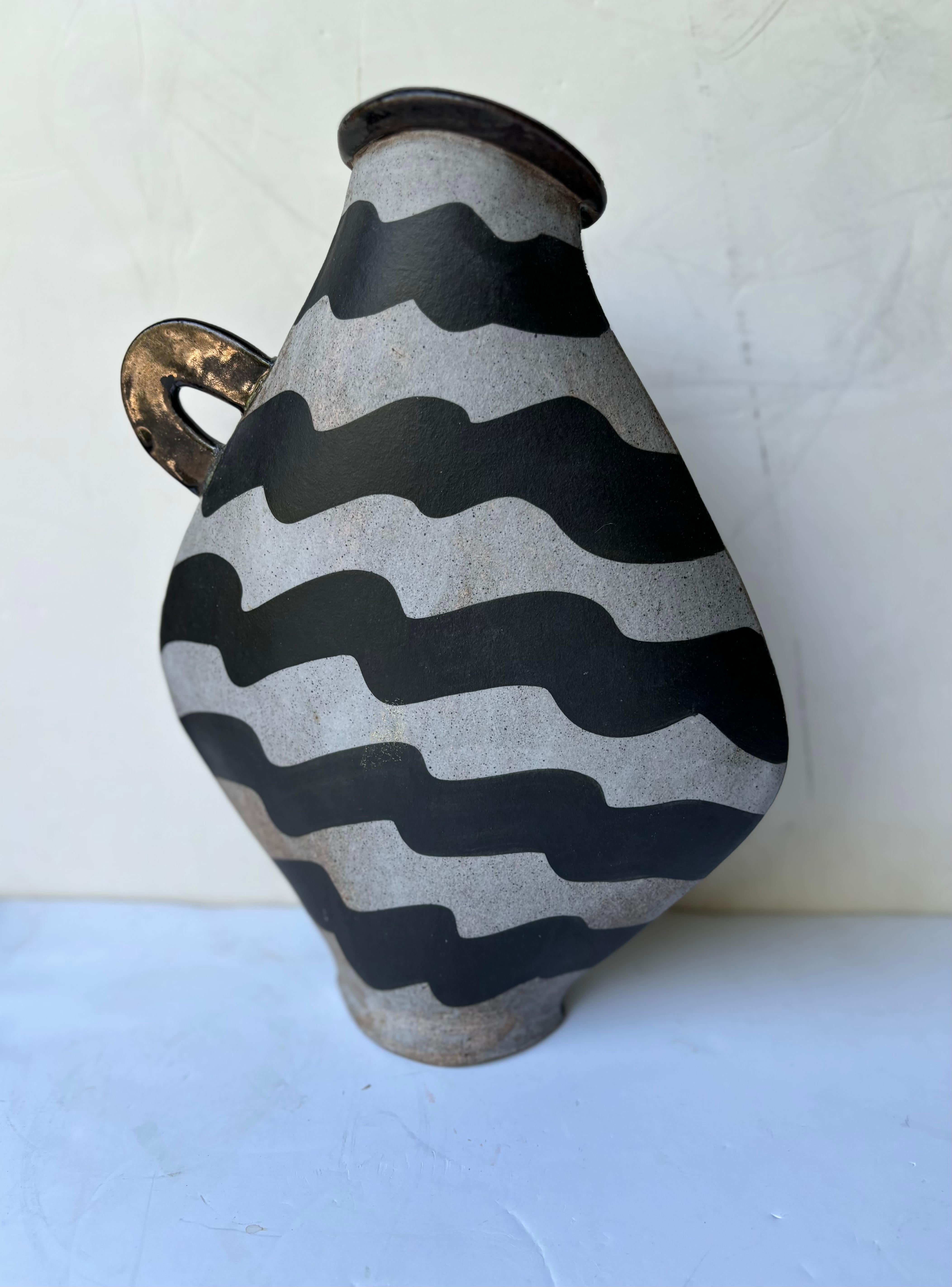 Fait main Kazuko Matthews vase en céramique post-moderne en vente