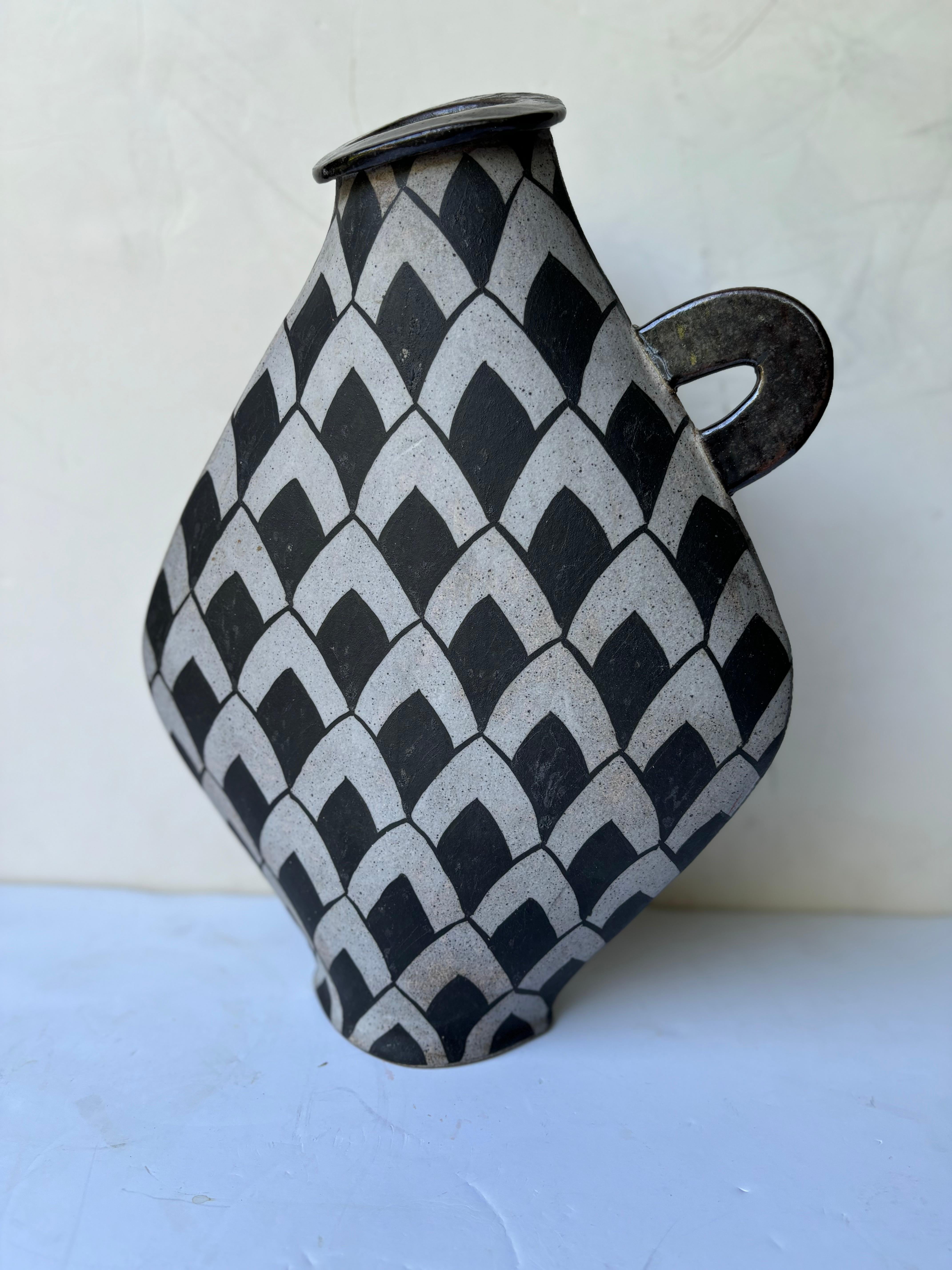 Kazuko Matthews vase en céramique post-moderne Bon état - En vente à Los Angeles, CA