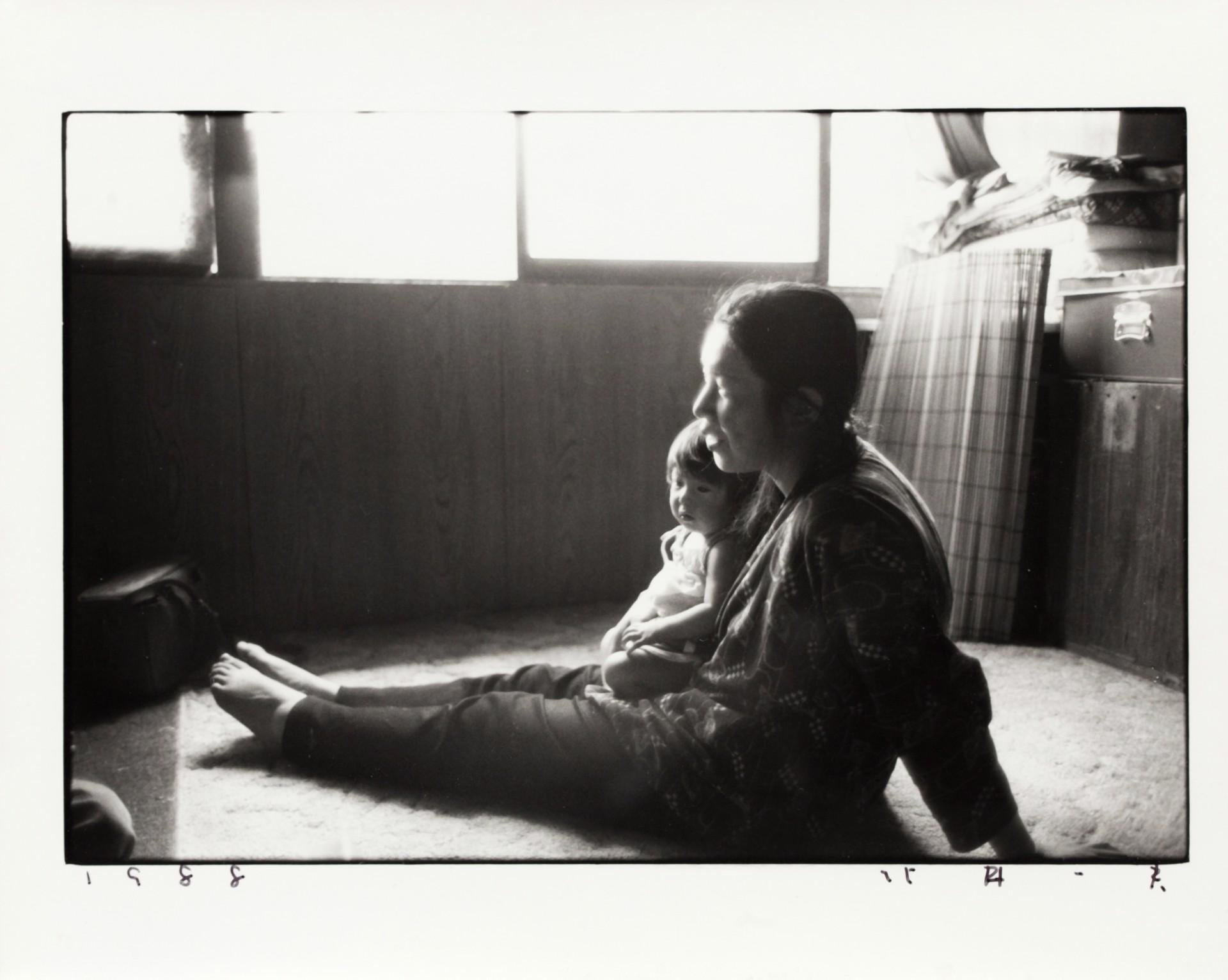 Mère et Child, Kinasa, Nagano, 1988 - Photograph de Kazuo Kitai