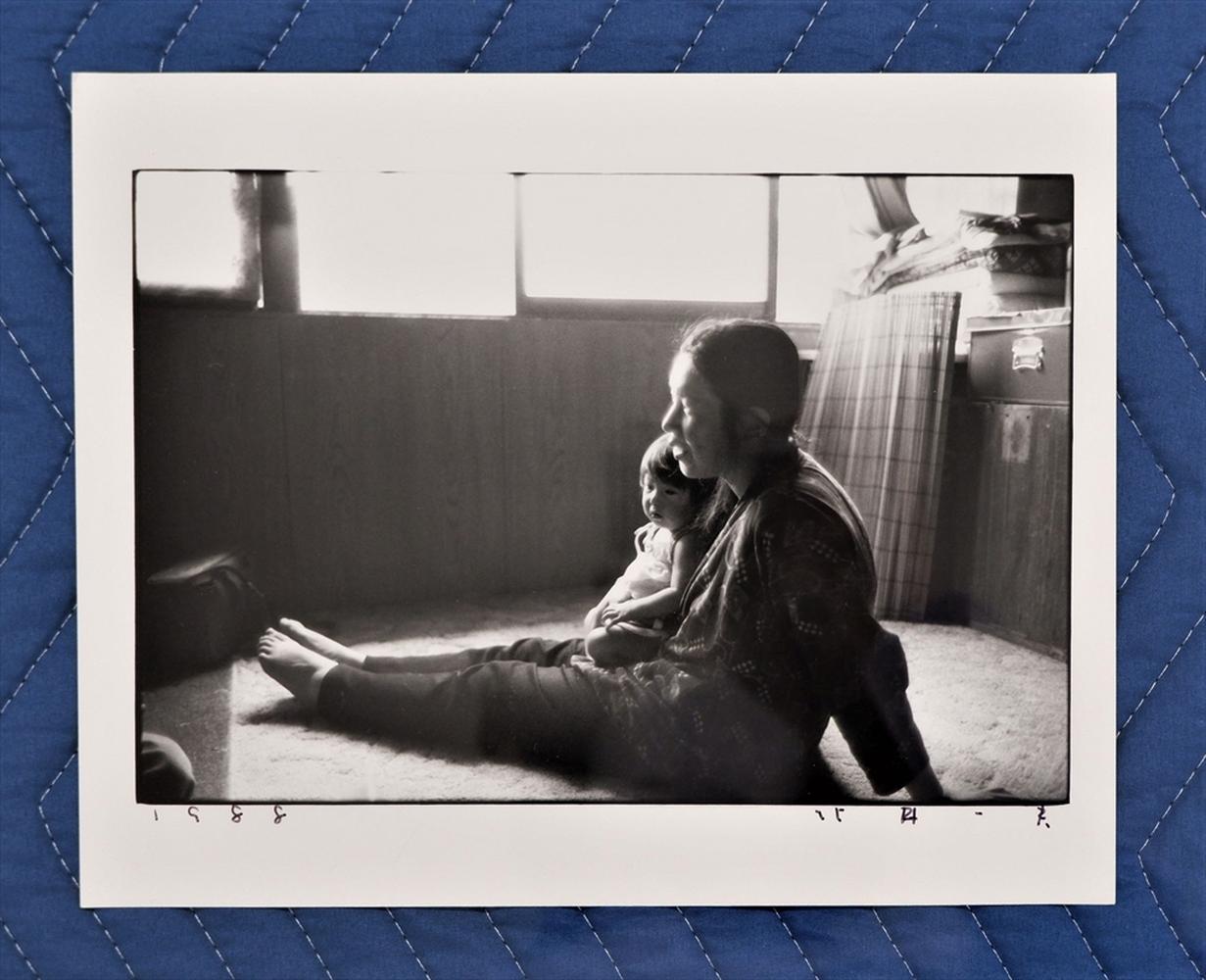 Madre e figlio, Kinasa, Nagano - Photograph di Kazuo Kitai