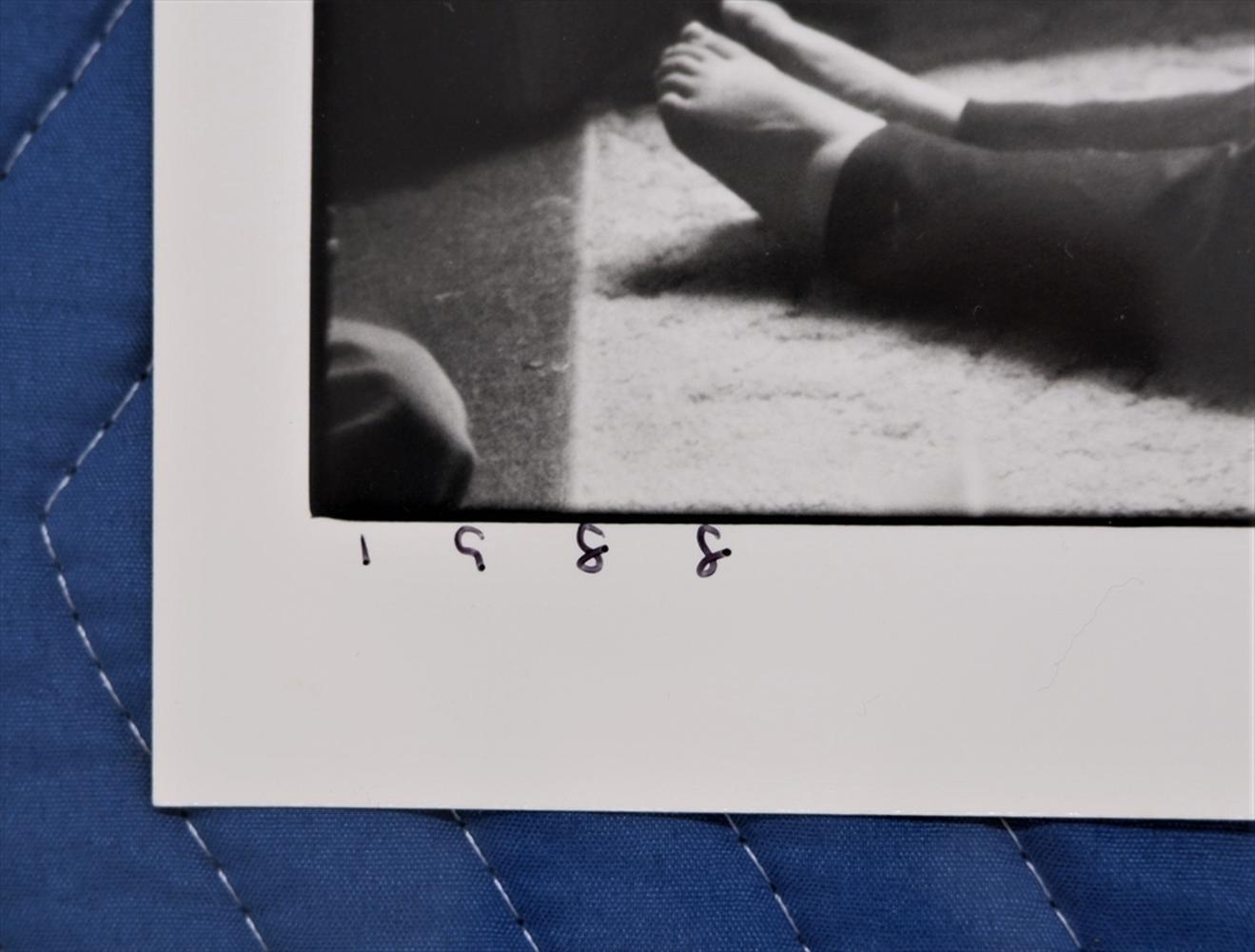 Madre e figlio, Kinasa, Nagano - Black and White Photograph Grigio di Kazuo Kitai