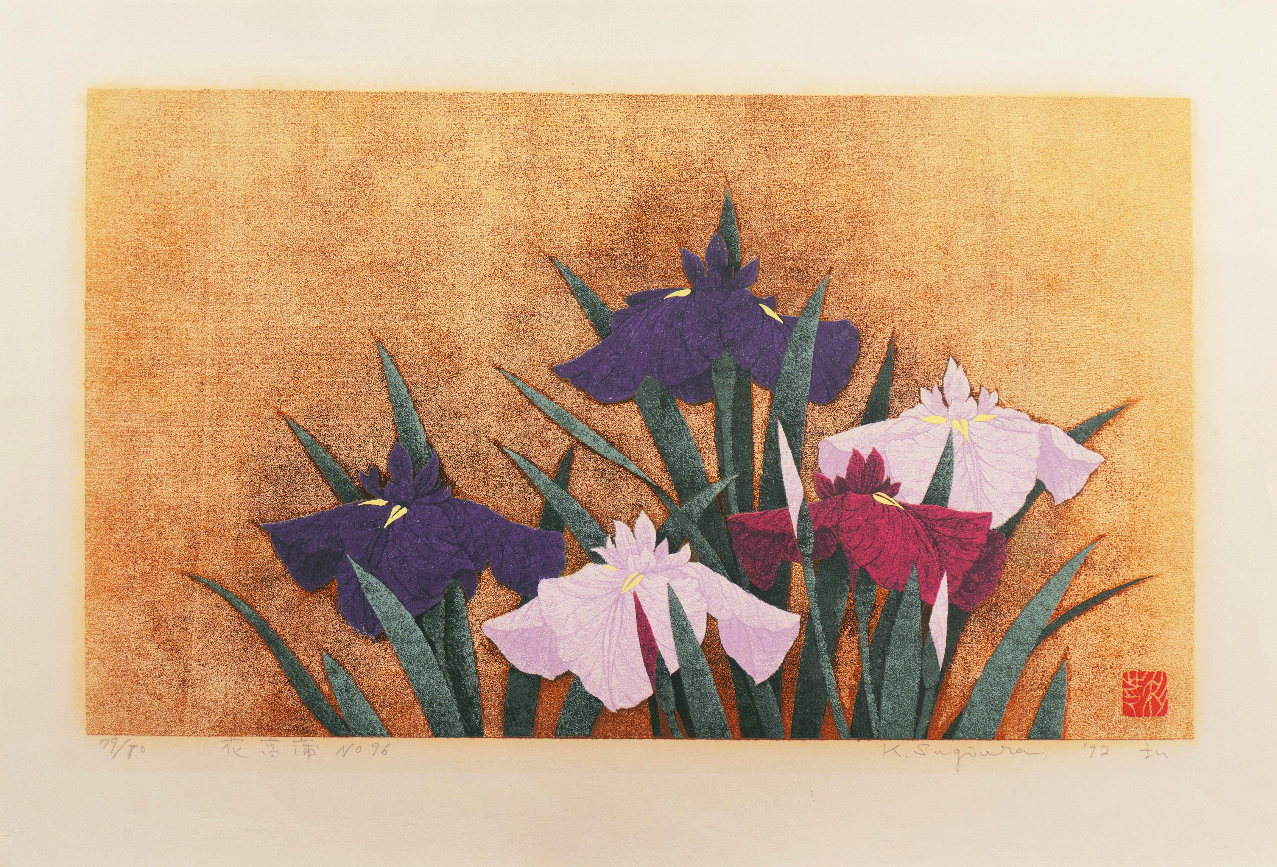 'Irises, Indigo and Gold', Musée national de Kyoto, écran de soie japonais, Nihonga - Print de Kazutoshi Sugiura