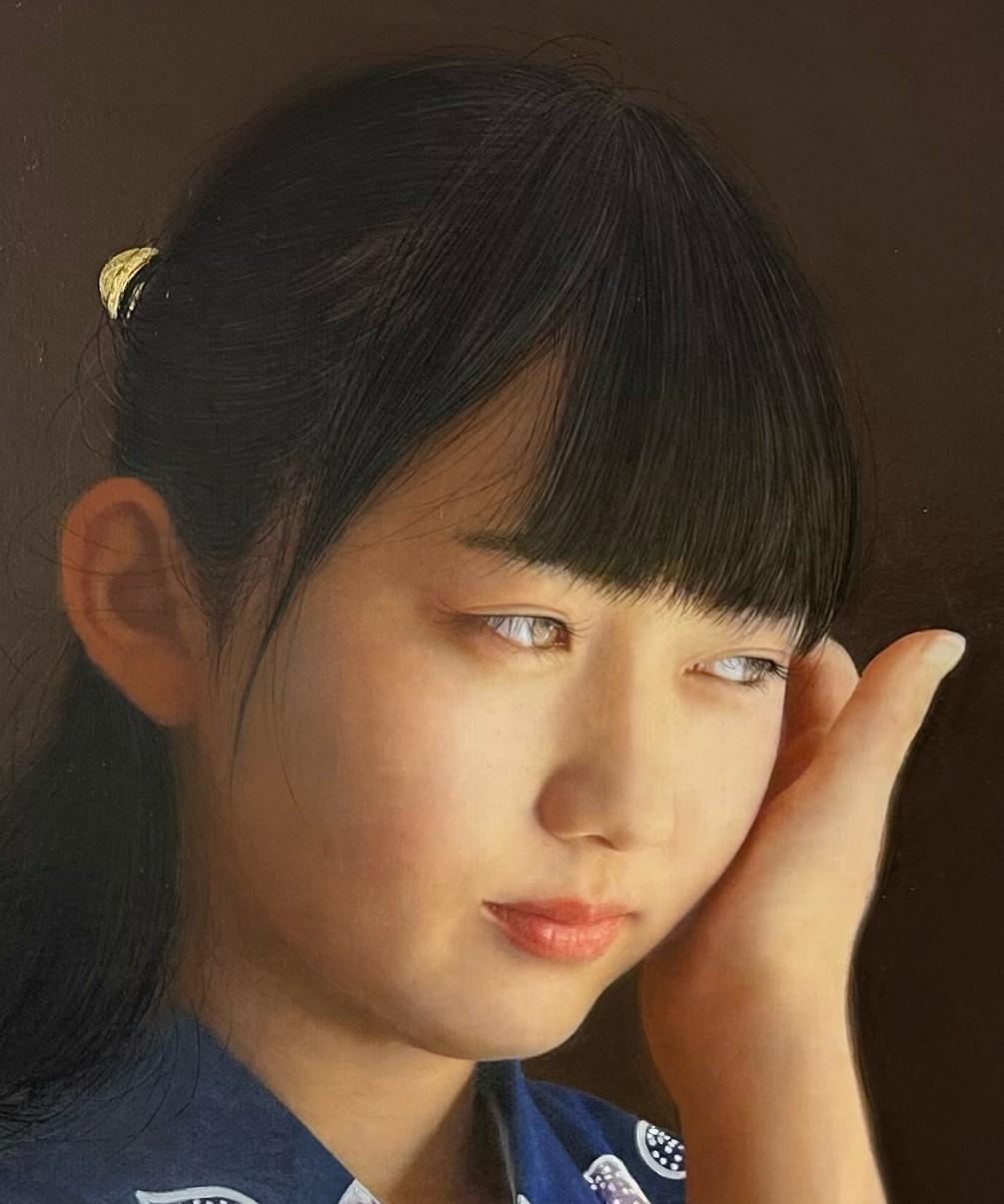 Aika – Hyperrealistisches Ölporträt einer jungen Frau in traditioneller Kleidung, 2024 im Angebot 1