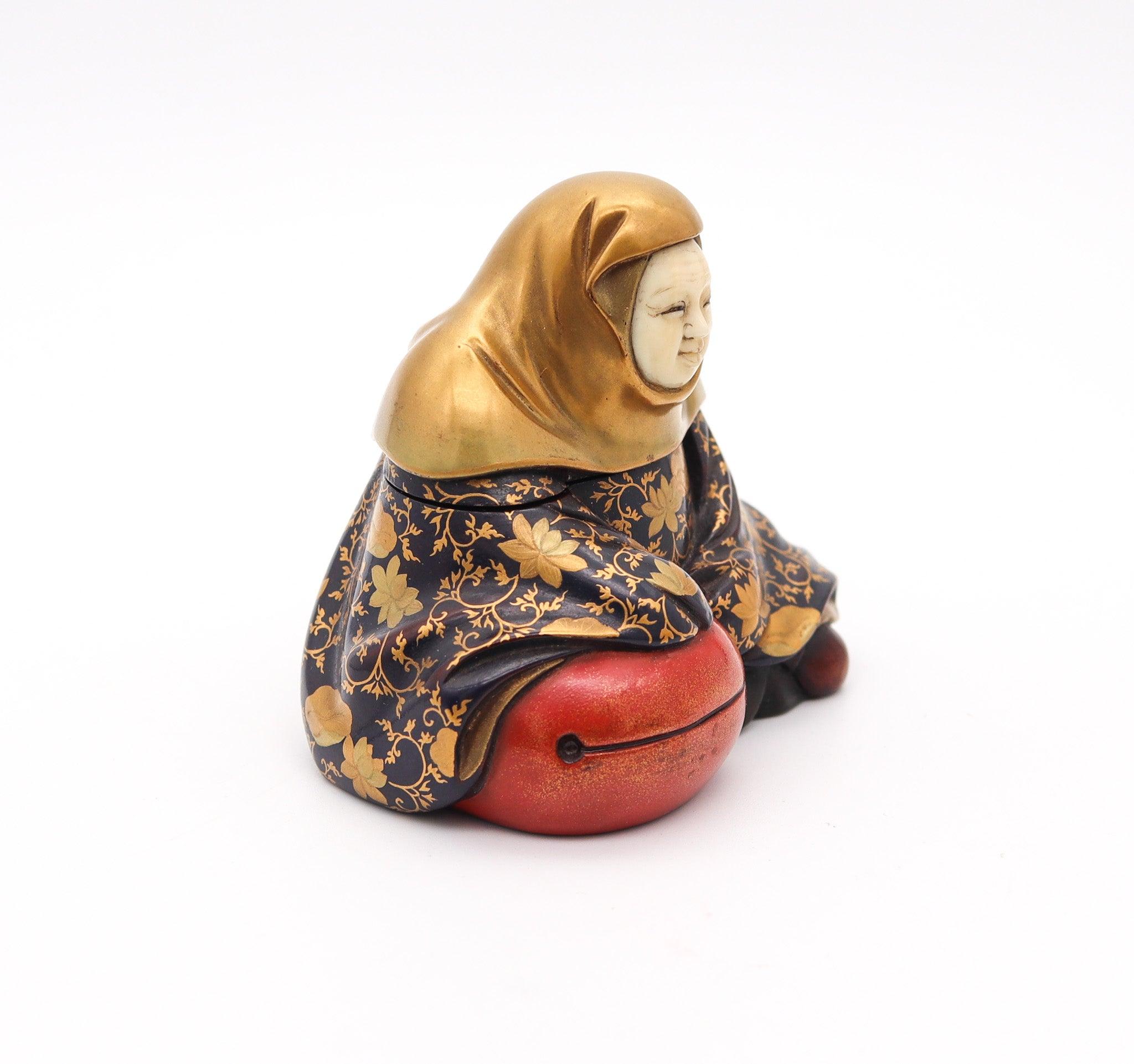 Eine lackierte Meiji-Dose in Form einer sitzenden Dame, hergestellt von Meigetsusai Kazuyoshi.

Es handelt sich um eine äußerst seltene dekorative Dose in Form eines sitzenden, bekleideten Mannes, der die Glocke eines Tempels hält. Die fantastische