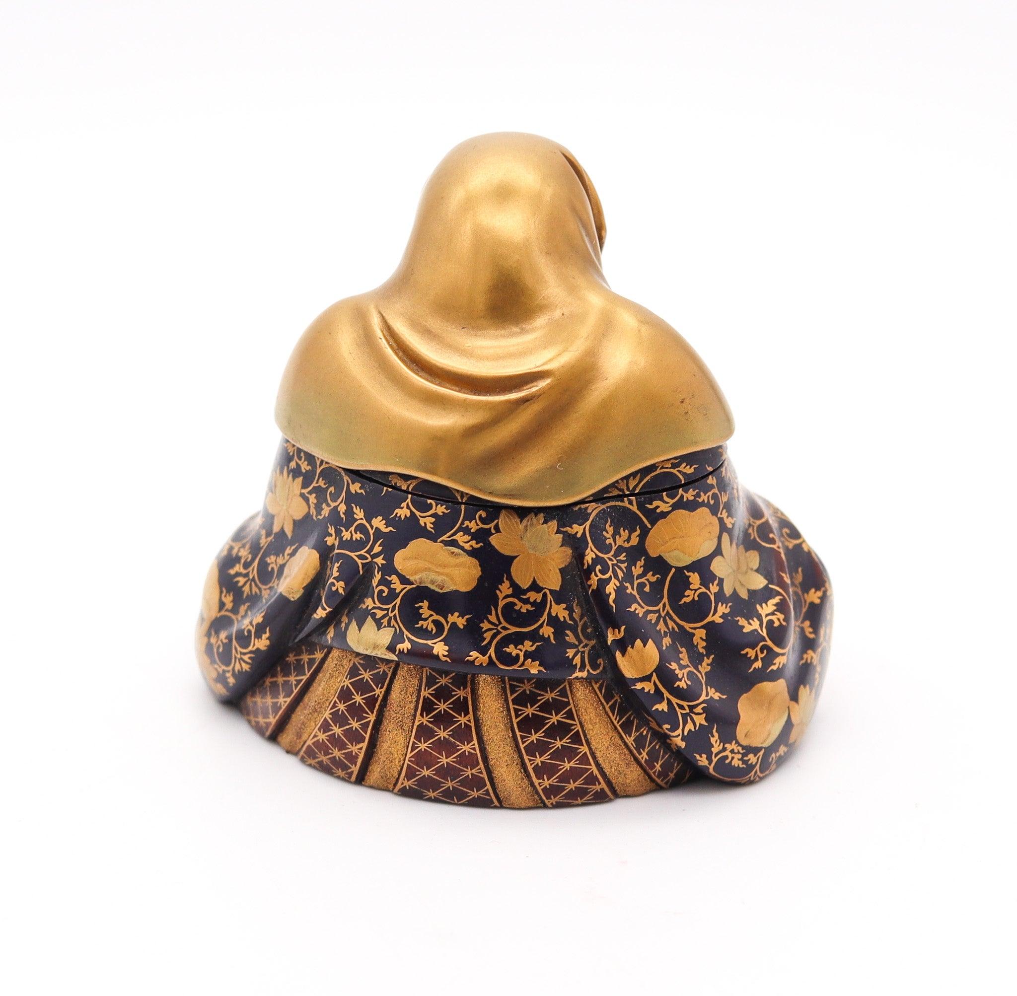 KAZUYOSHI Japan Meiji 1890 Box in lackiertem und vergoldetem Holz Drapierte sitzende Frauen (Meiji-Periode) im Angebot