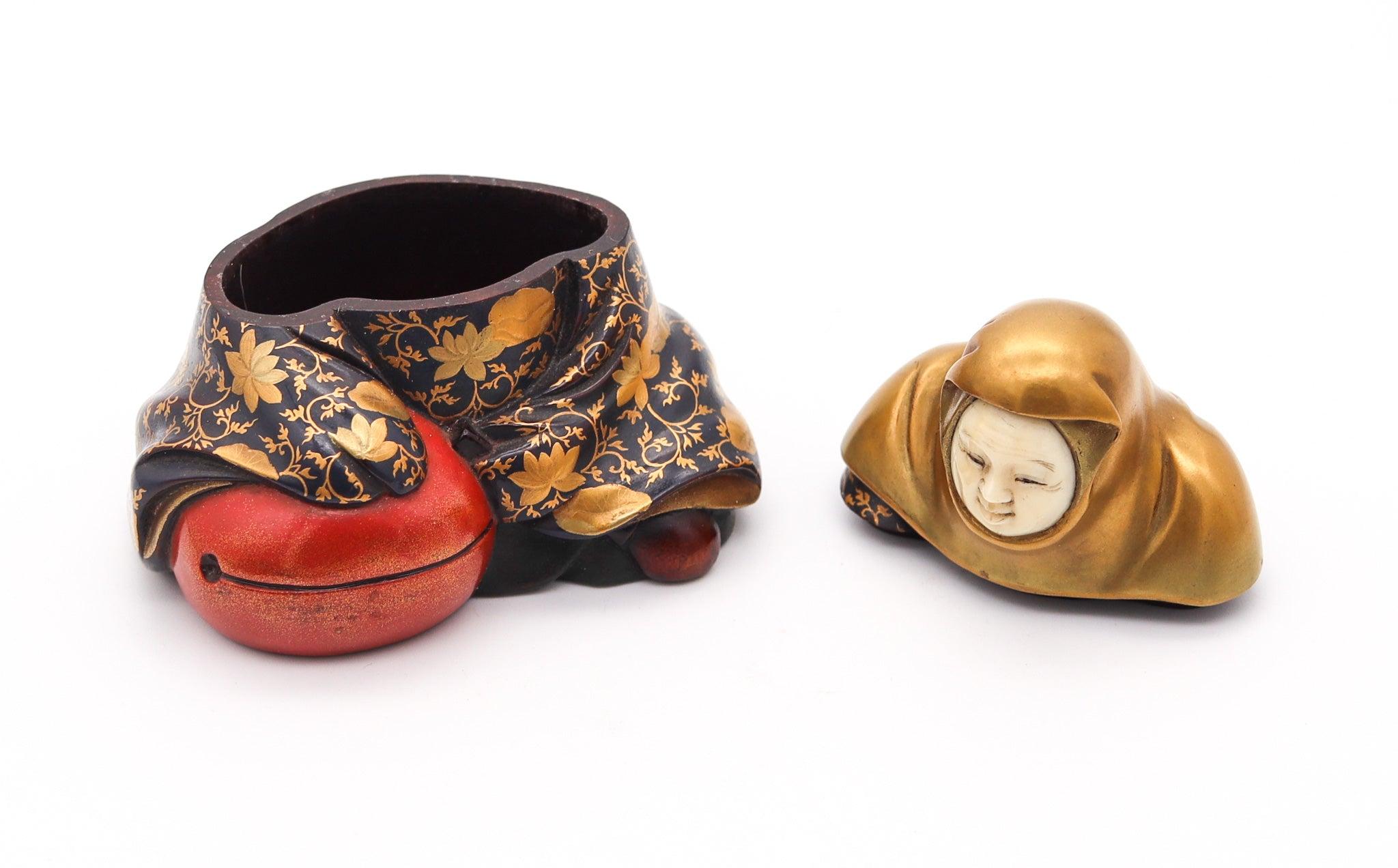 KAZUYOSHI Japan Meiji 1890 Box in lackiertem und vergoldetem Holz Drapierte sitzende Frauen (Handgeschnitzt) im Angebot