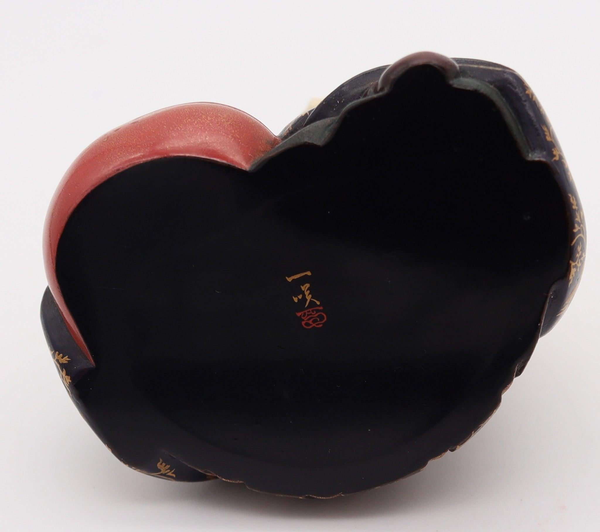 KAZUYOSHI Japan Meiji 1890 Box in lackiertem und vergoldetem Holz Drapierte sitzende Frauen im Zustand „Hervorragend“ im Angebot in Miami, FL