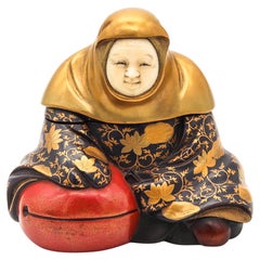 KAZUYOSHI Japon Meiji 1890 Boîte en bois laqué et doré drapée pour femmes assises