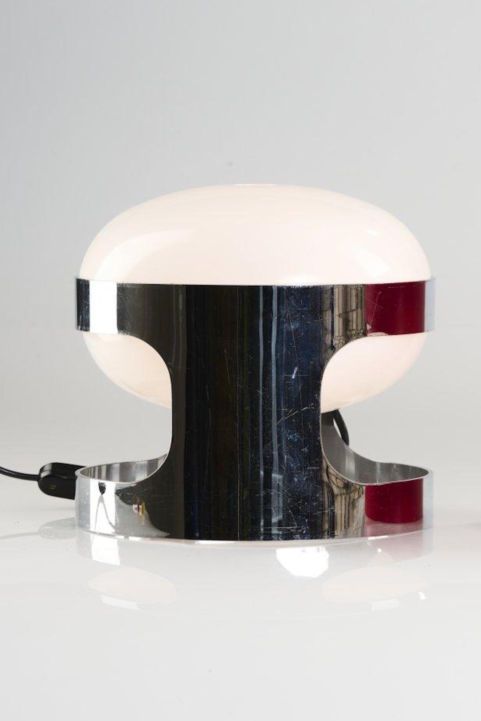 'KD 27' table Lamp was designed by Joe Colombo in 1967.

H. 23 cm, Ø 25 cm.

Made by Kartell, Noviglio.

Plastic, white, chrome-plated.

Ref. Gramigna, Repertorio 1950 - 1980, Milan 2001, p. 262.

Good condition.