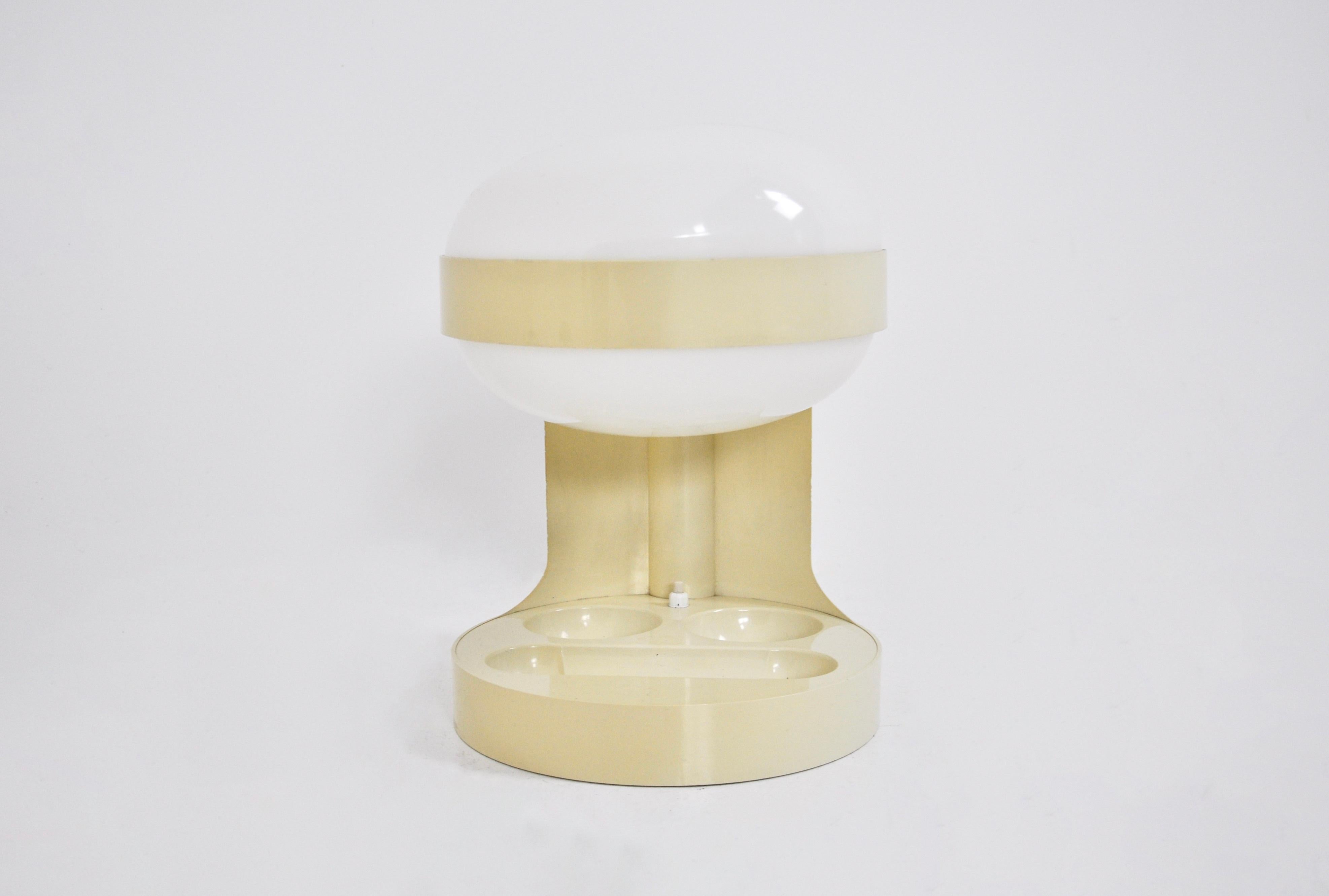 Creamy white plastic lamp designed by Joe Colombo. Wear due to time and age.
FOR SHIPPING, REQUEST US FOR RECEIVE THE BEST PRICE

