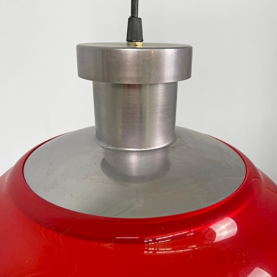 Italian mid-century modern KD7 Chandelier by Achille and Pier Castiglioni for Kartell, 1960s
KD7 chandelier with red plastic dome diffuser. The lampshade is supported and fits perfectly into the guide.
The structure is in opaque metal. The round