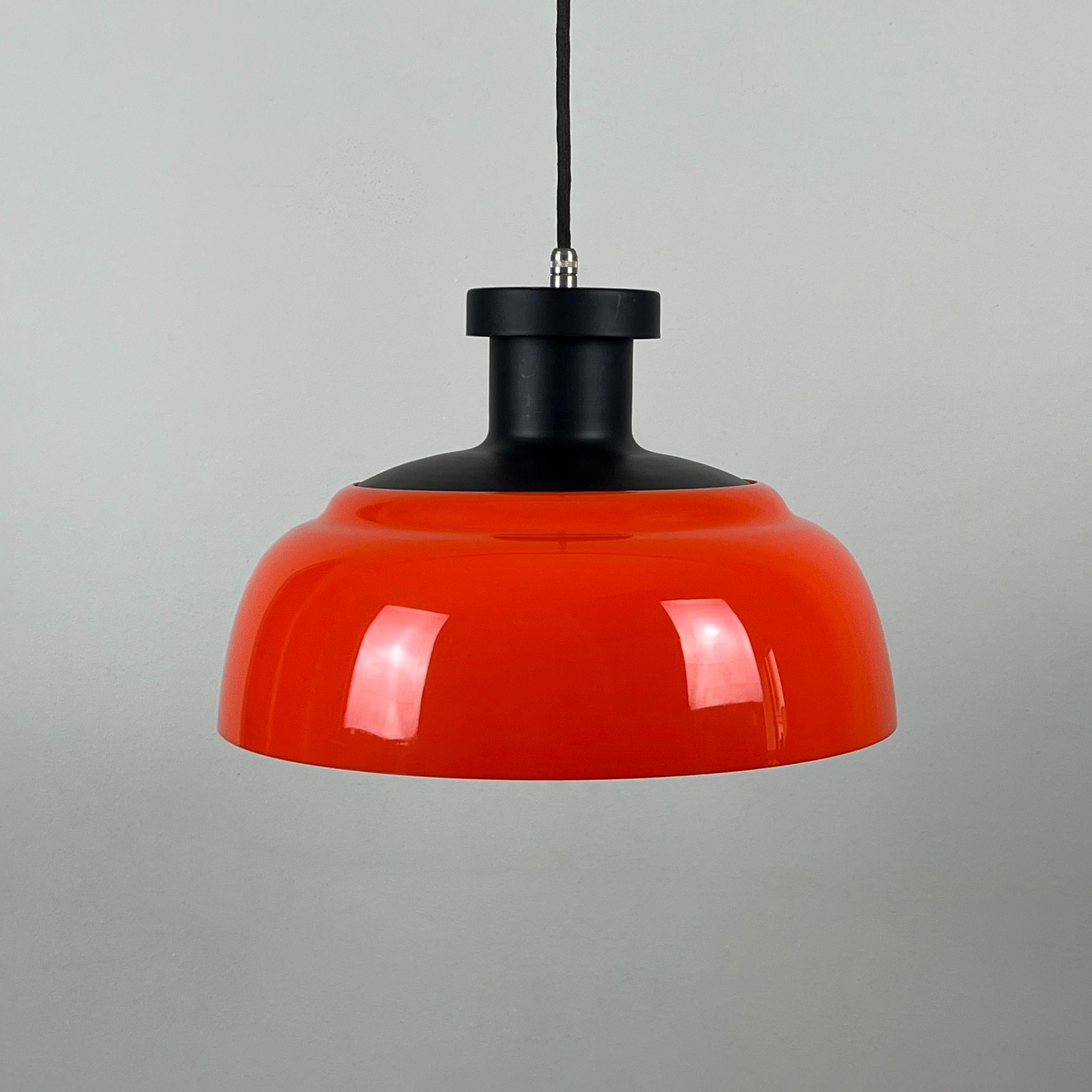 KD7 Orange Pendant Lamp by Achille & Pier Giacomo Castiglioni for Kartell, Italy For Sale 3