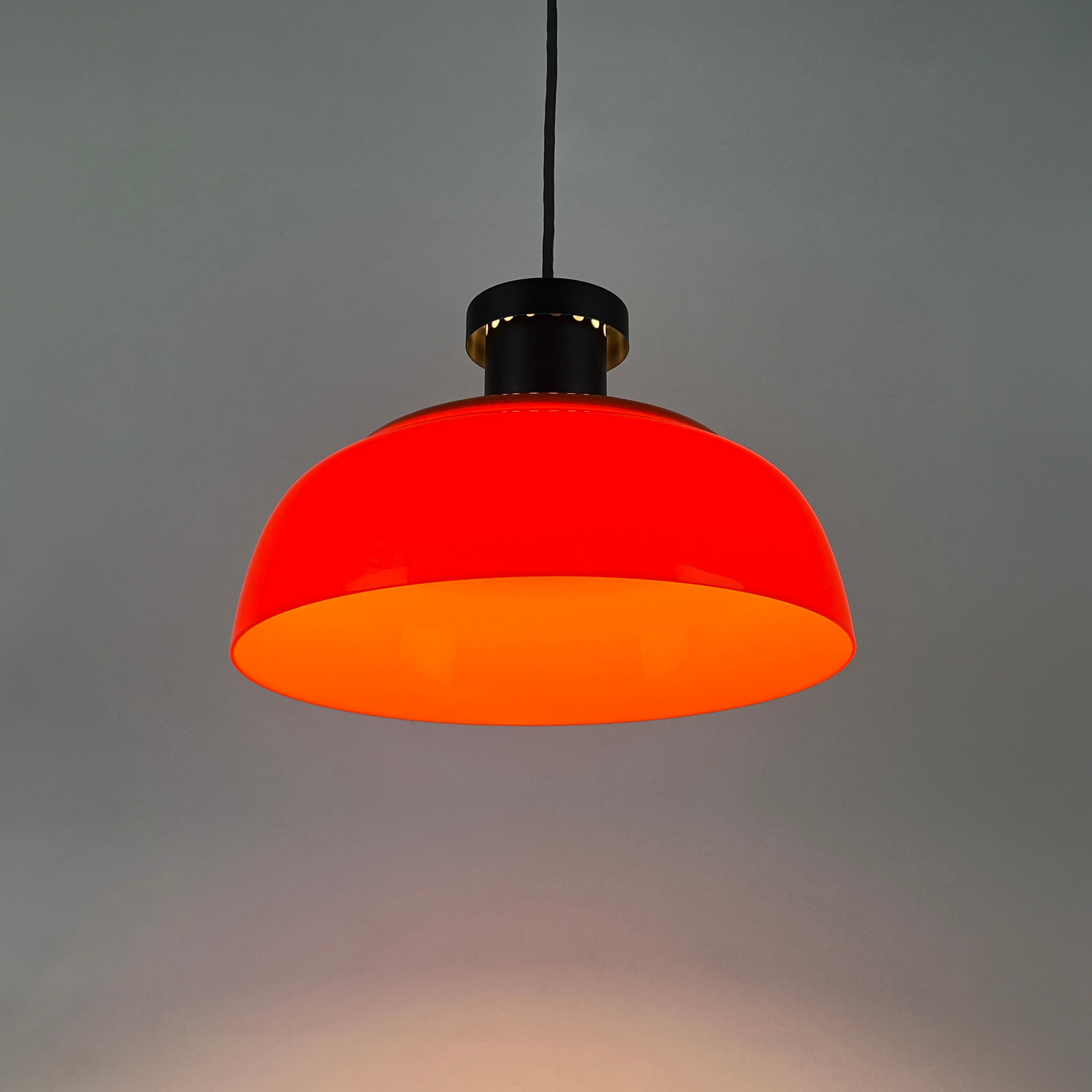 The Kartell KD7 stands as a rare and contemporary classic, embodying the timeless brilliance of 1950s/1960s Italian design. Crafted by Kartell, this extraordinary pendant lamp features nickel-plated metal elements. The distinctive round orange