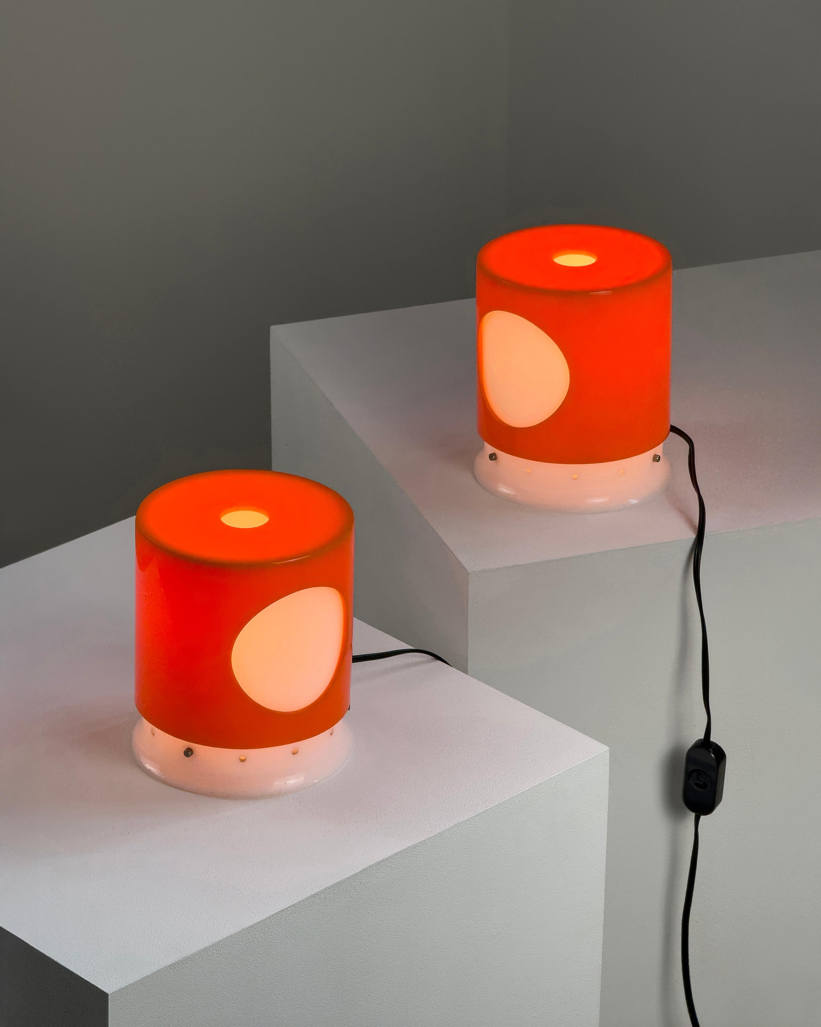 KD8 - Lámpara de mesa 4008 diseñada por Joe Colombo para Kartell, Italia 1964

Un icono del diseño italiano de los años sesenta. Esta lámpara de sobremesa, diseñada por el visionario Joe Colombo, combina la forma escultural con la funcionalidad en