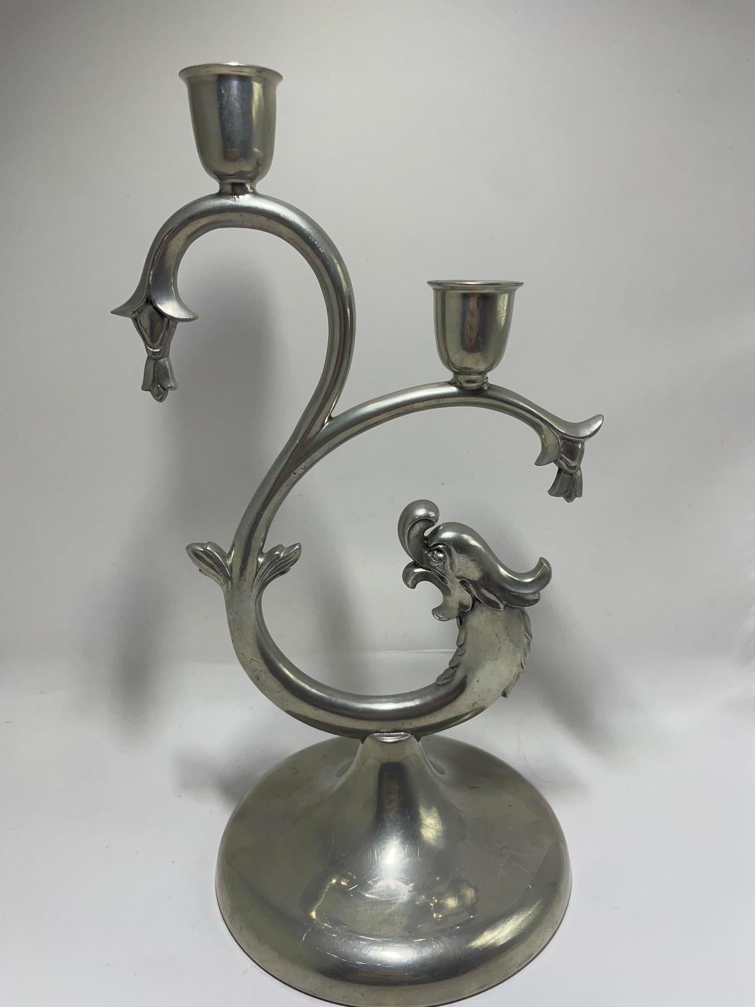 Paire de bougeoirs décoratifs en étain de Knut Eriksson & Co.
Pied rempli et en très bon état. 

Contactez-nous pour toute question !
