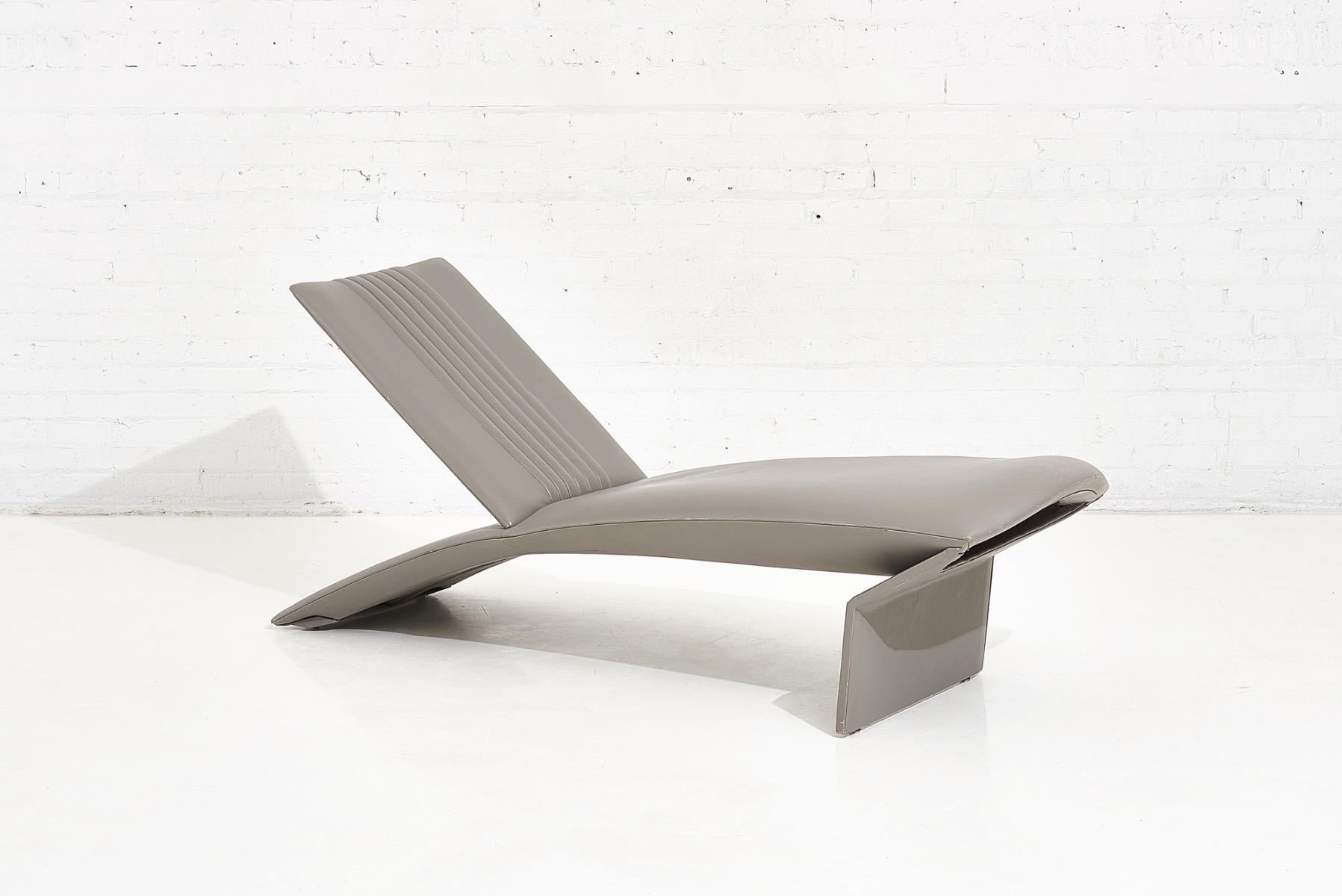 Ke-Zu leather chaise lounge by Dakota Jackson, 1989. A key figure of the Art Furniture Movement, Dakota was known for his avant-garde works involving moving parts or hidden compartments. At the foot of this chaise you will find a hidden compartment