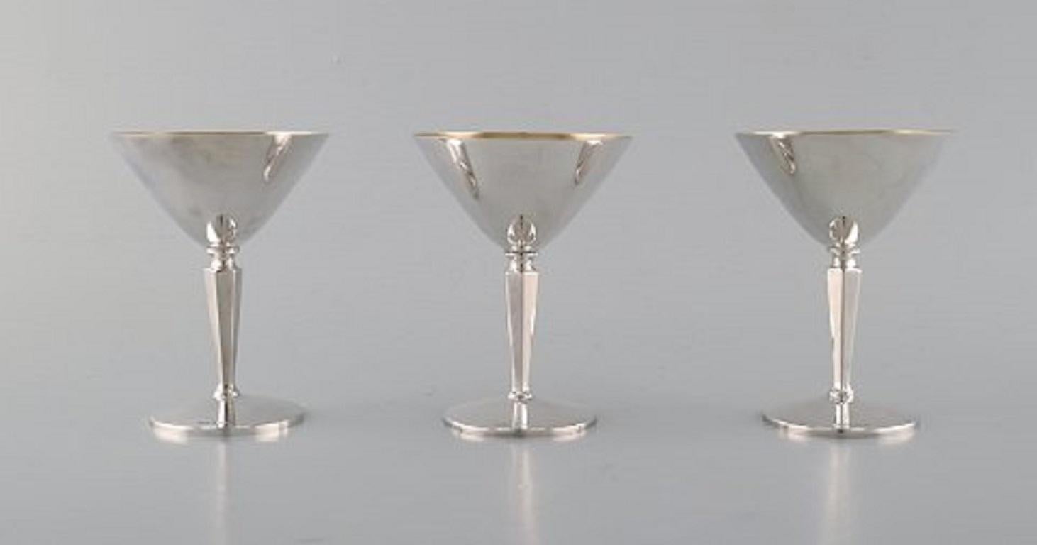 K&EC, Sweden. Twelve Modernist cocktail glasses in silver 830. Dated 1968.
Measures: 10 x 7.5 cm.
In very good condition.
Stamped and dated.