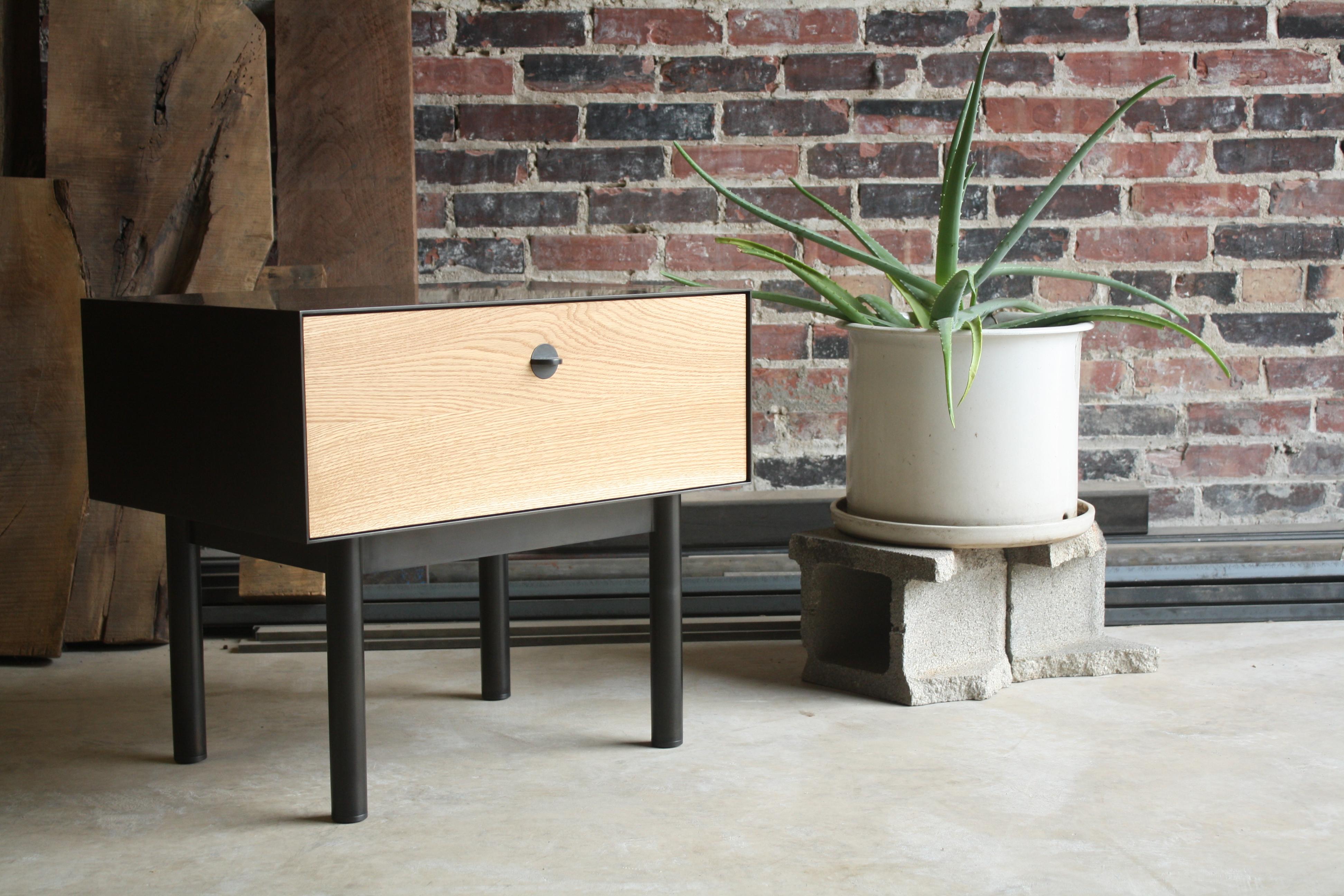 Kedzie meuble de rangement d'appoint ou table de nuit personnalisable en métal fait à la main par Laylo Studio en vente 1
