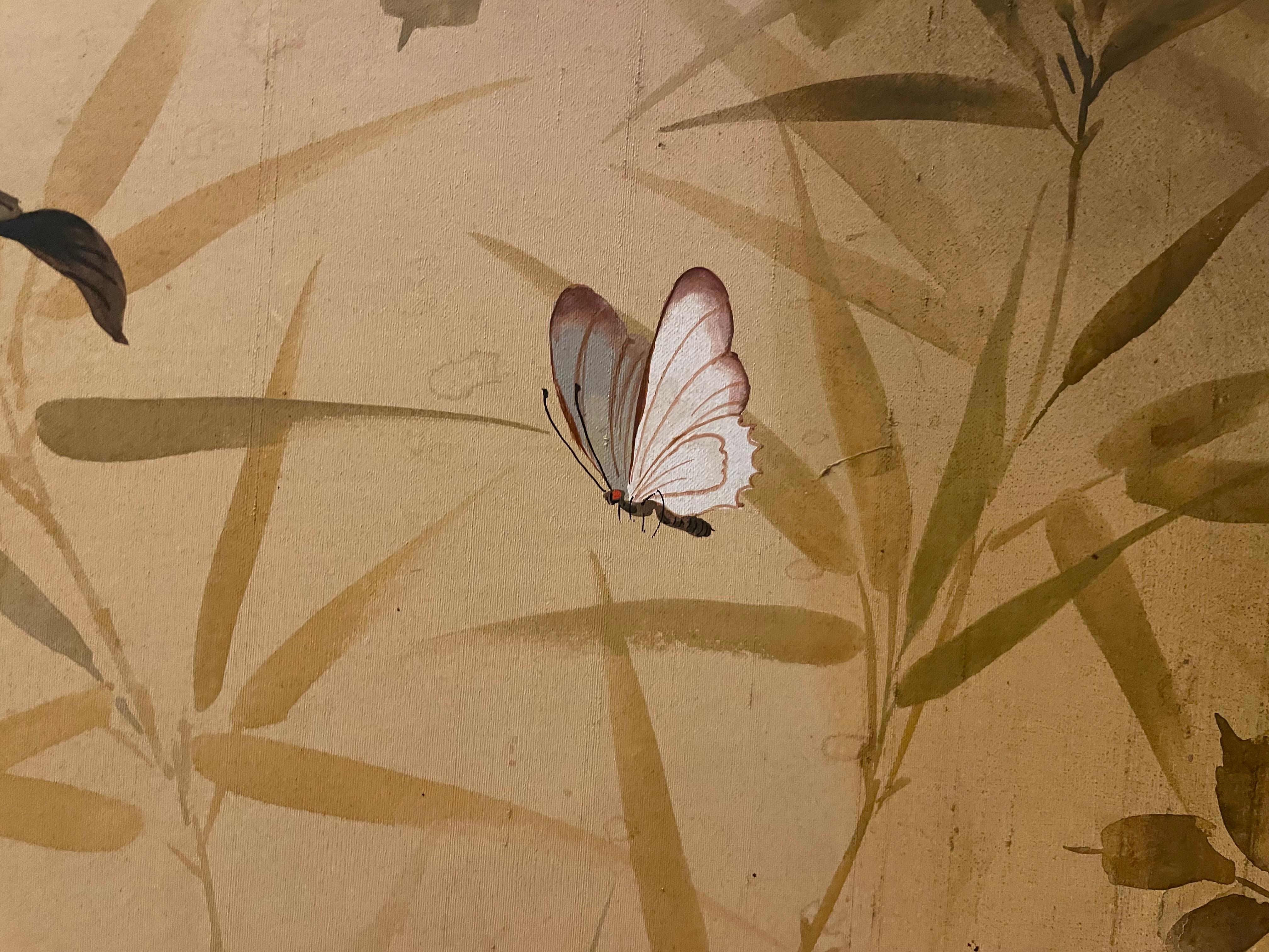 Kee Wu Wah était un artiste chinois connu pour ses peintures florales sur toile et sur soie. Signé dans le coin supérieur.

Peinture à l'huile originale de style classique chinois traditionnel avec des accents romantiques sur soie. Protégé et proche