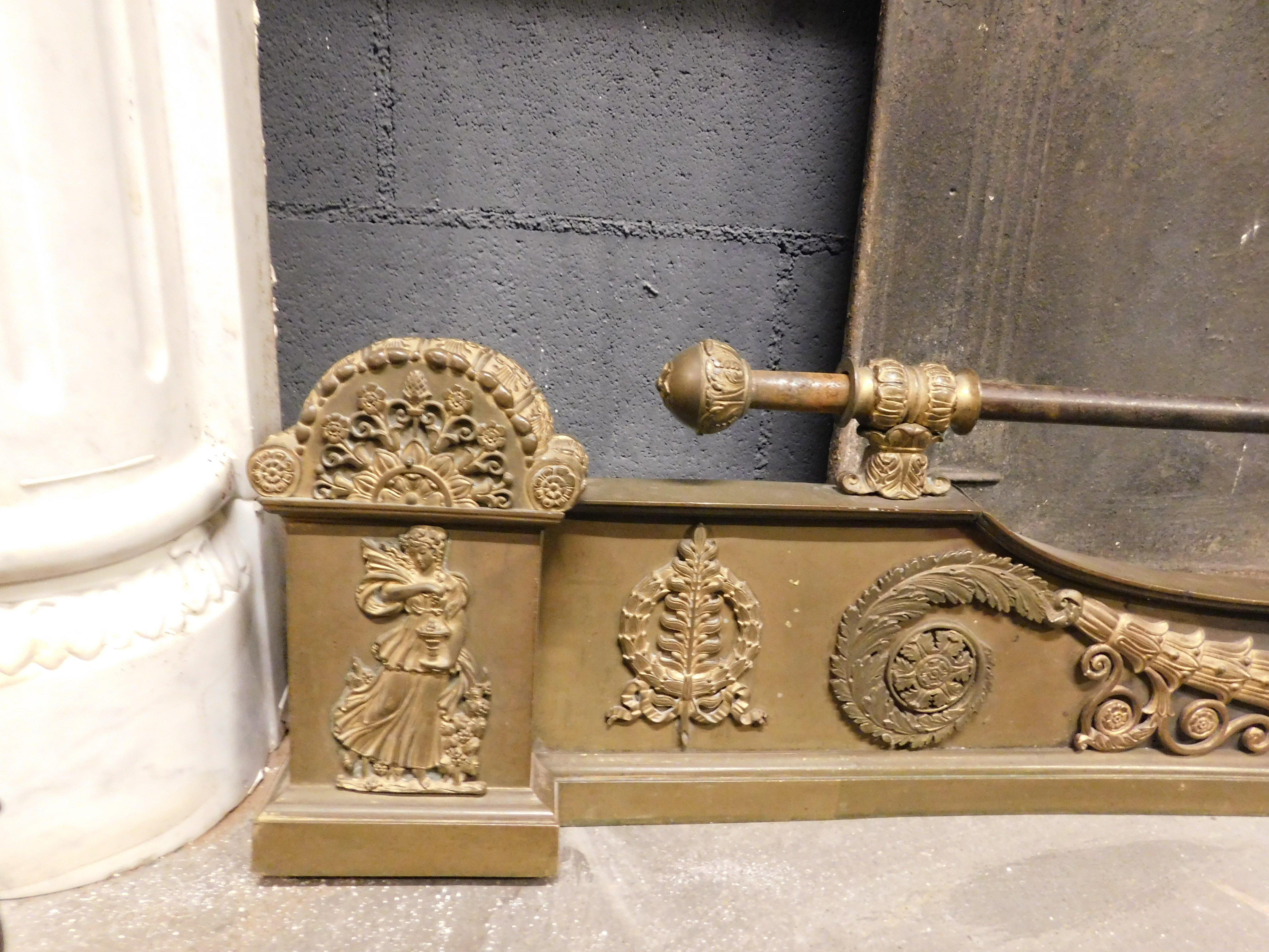 Tieni cenere, attrezzo per camino in lamiera dorata, con decorazioni sporgenti in ottone dorato, serviva a non far cadere la brace calda o la cenere sul parquet del pavimento davanti al camino, proveniente dall'Italia, epoca '800, misure cm L 105 x