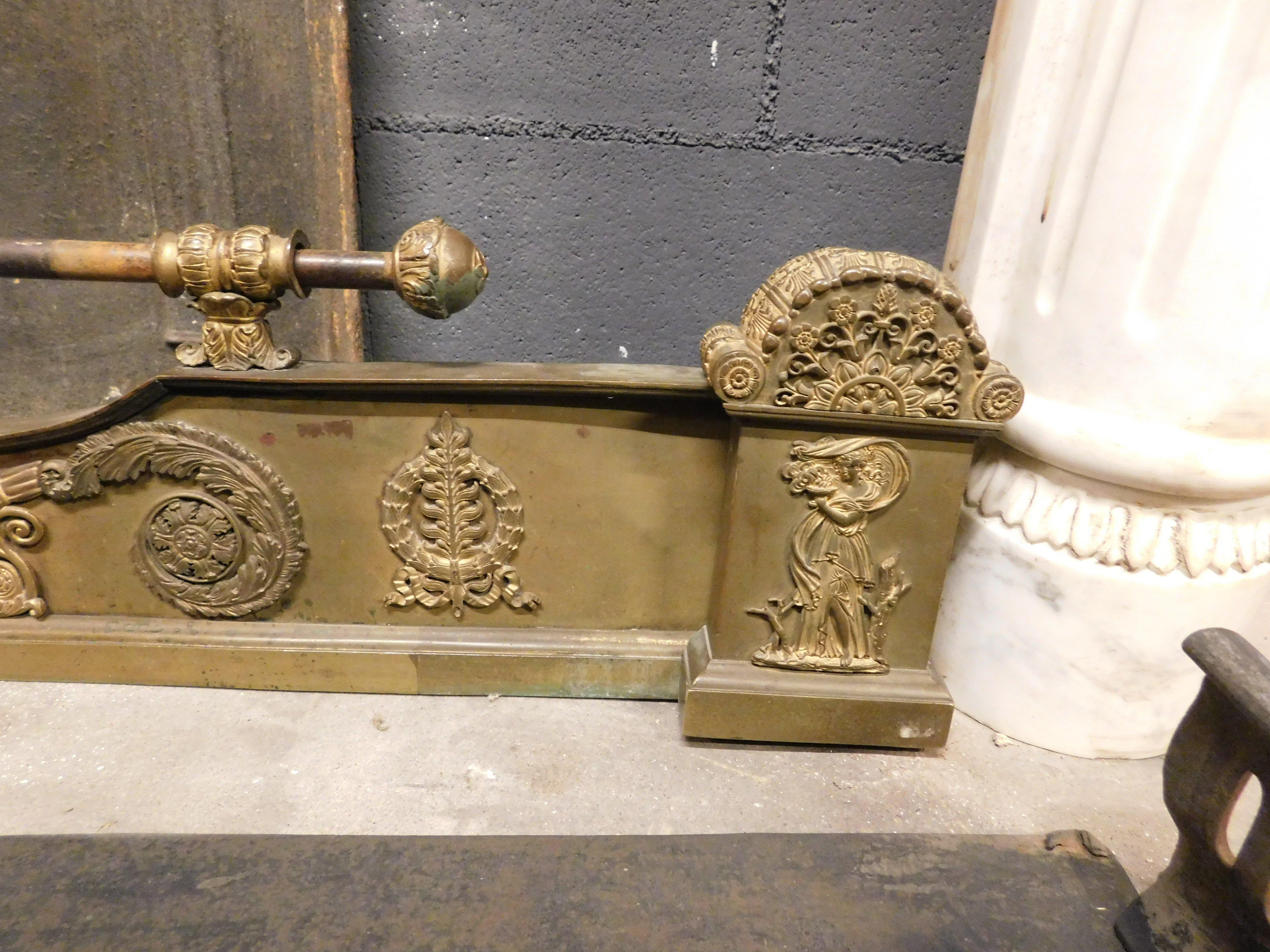 Keep ash, gilded sheet metal fireplace tool, Italy In Good Condition For Sale In Cuneo, Italy (CN)