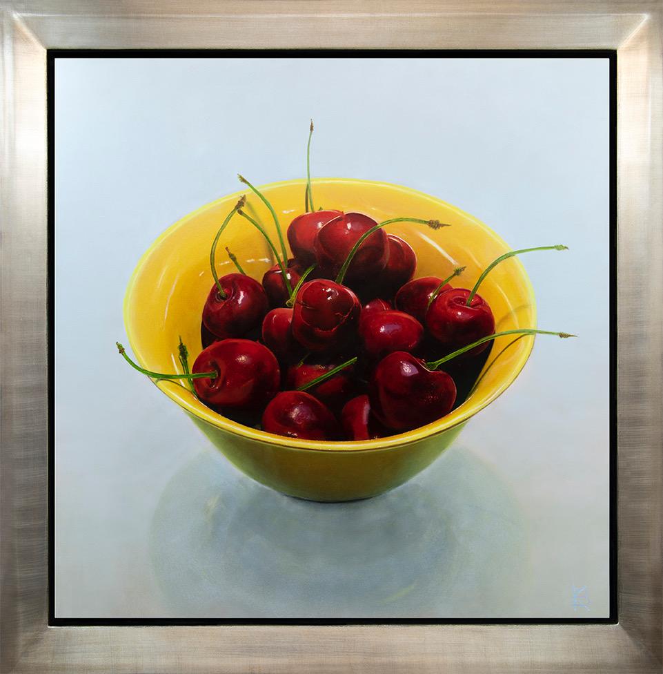Bol jaune avec cerises rouges - Peinture de nature morte contemporaine du 21e siècle  - Painting de Kees Blom