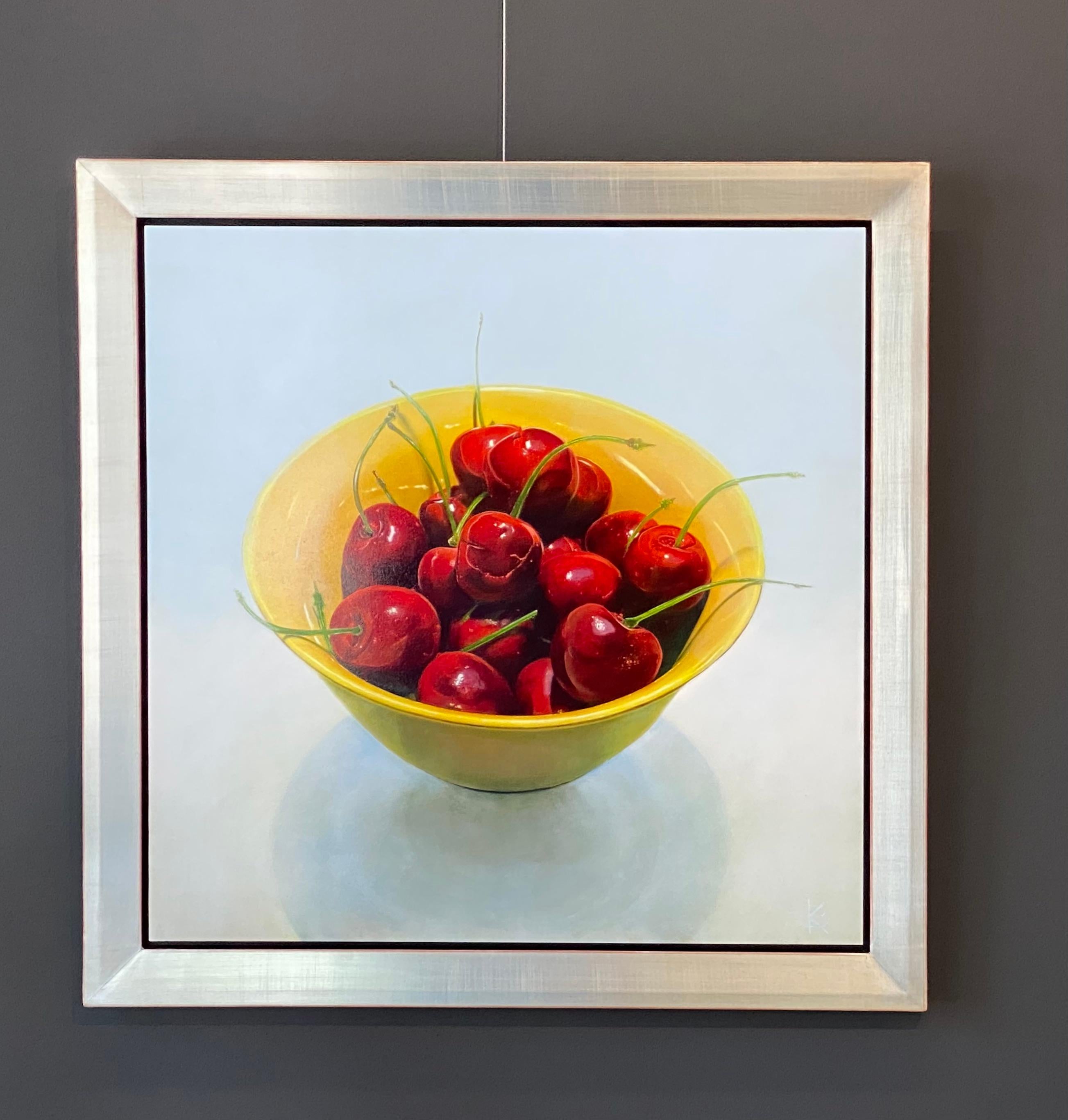 Cuenco amarillo con cerezas rojas- Pintura contemporánea de bodegón del siglo XXI 2