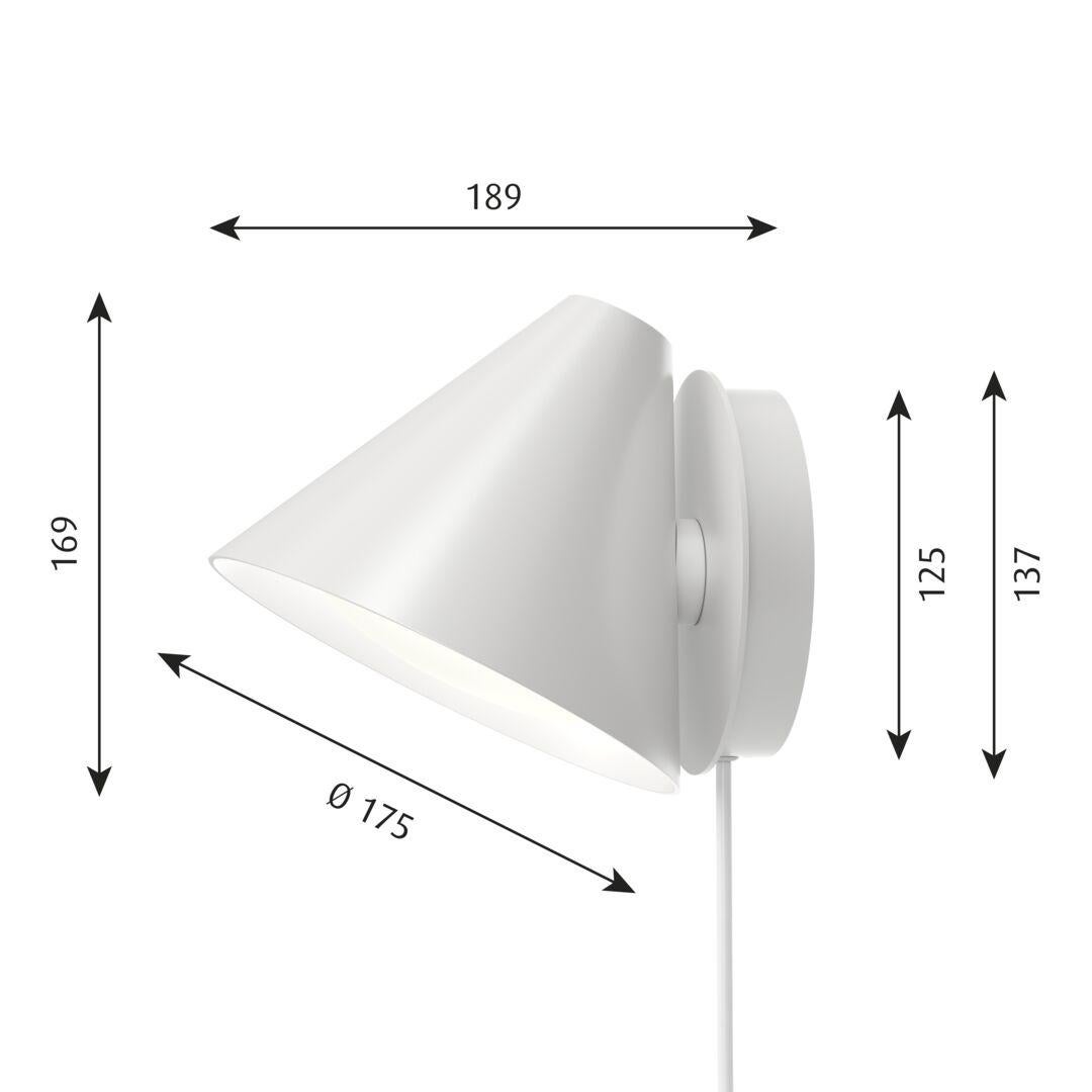 Keglen Wall lamp by Louis Poulsen

Measures: Width x height x length (mm)
176 x 142 x 188 Max. 0.8 kg

Matt white or frosted black, liquid paint.

Shade : Drawn aluminium. Diffuser: Die-cast polycarbonate. Wall box: Cast aluminium.