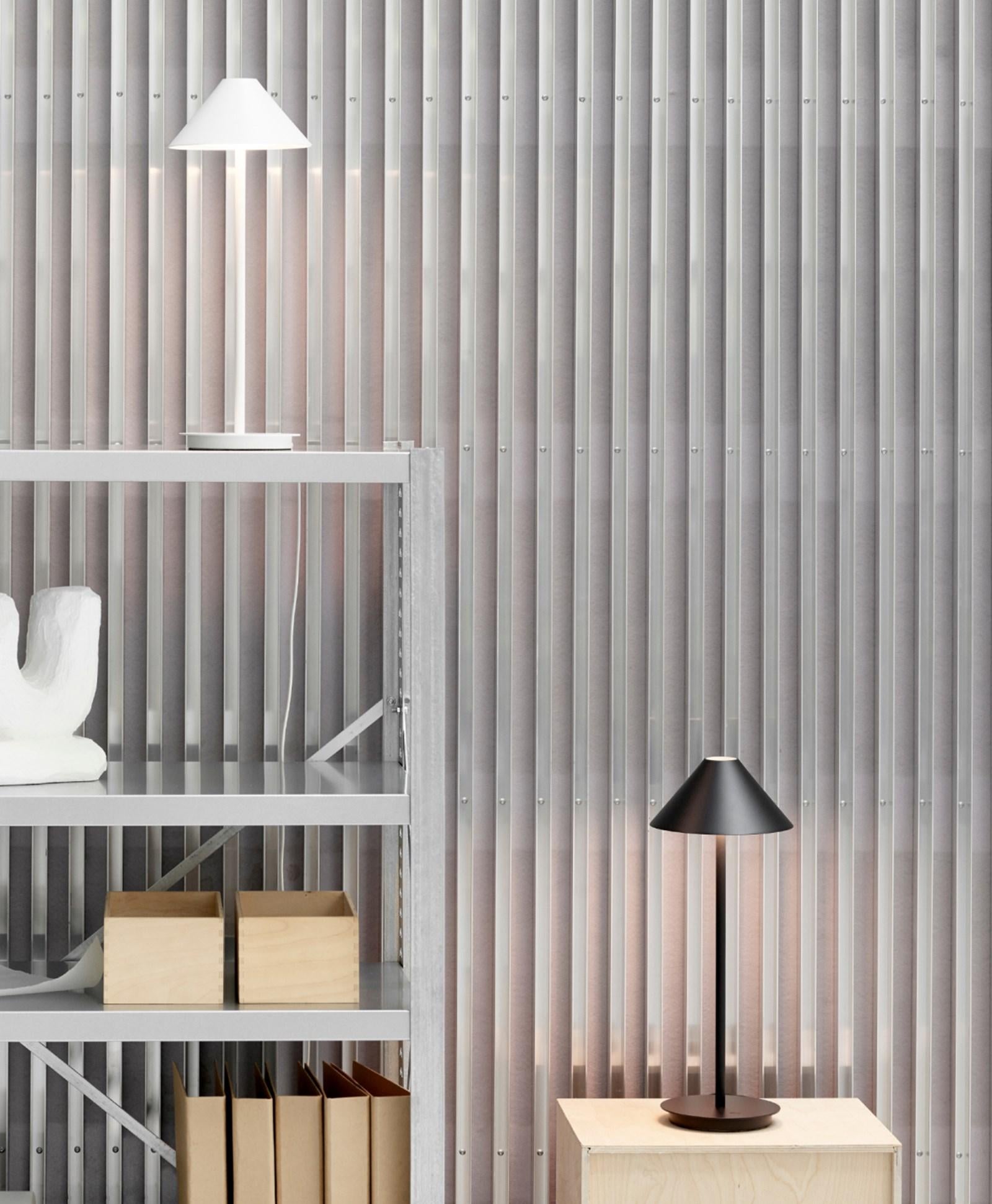 Scandinave moderne Lampe de bureau 'Keglen' pour Louis Poulsen en blanc en vente