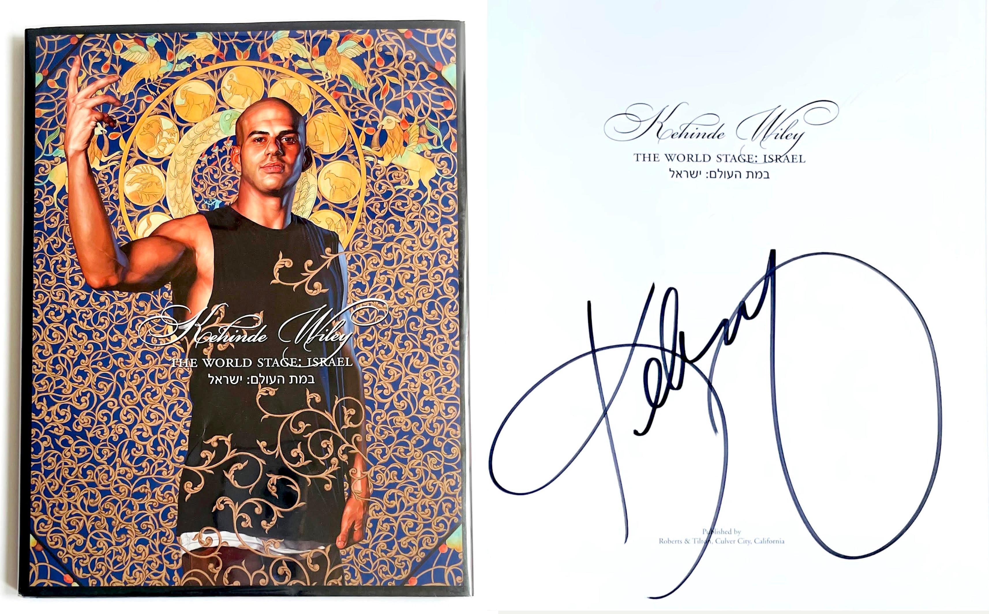 Ein fantastisches Geschenk!
Kehinde Wiley
Die Weltbühne: Israel (handsigniert von Kehinde Wiley), 2012
Illustrierte gebundene Monographie mit Schutzumschlag. Handsigniert von Kehinde Wiley
Von Kehinde Wiley auf der Titelseite mit schwarzem Filzstift