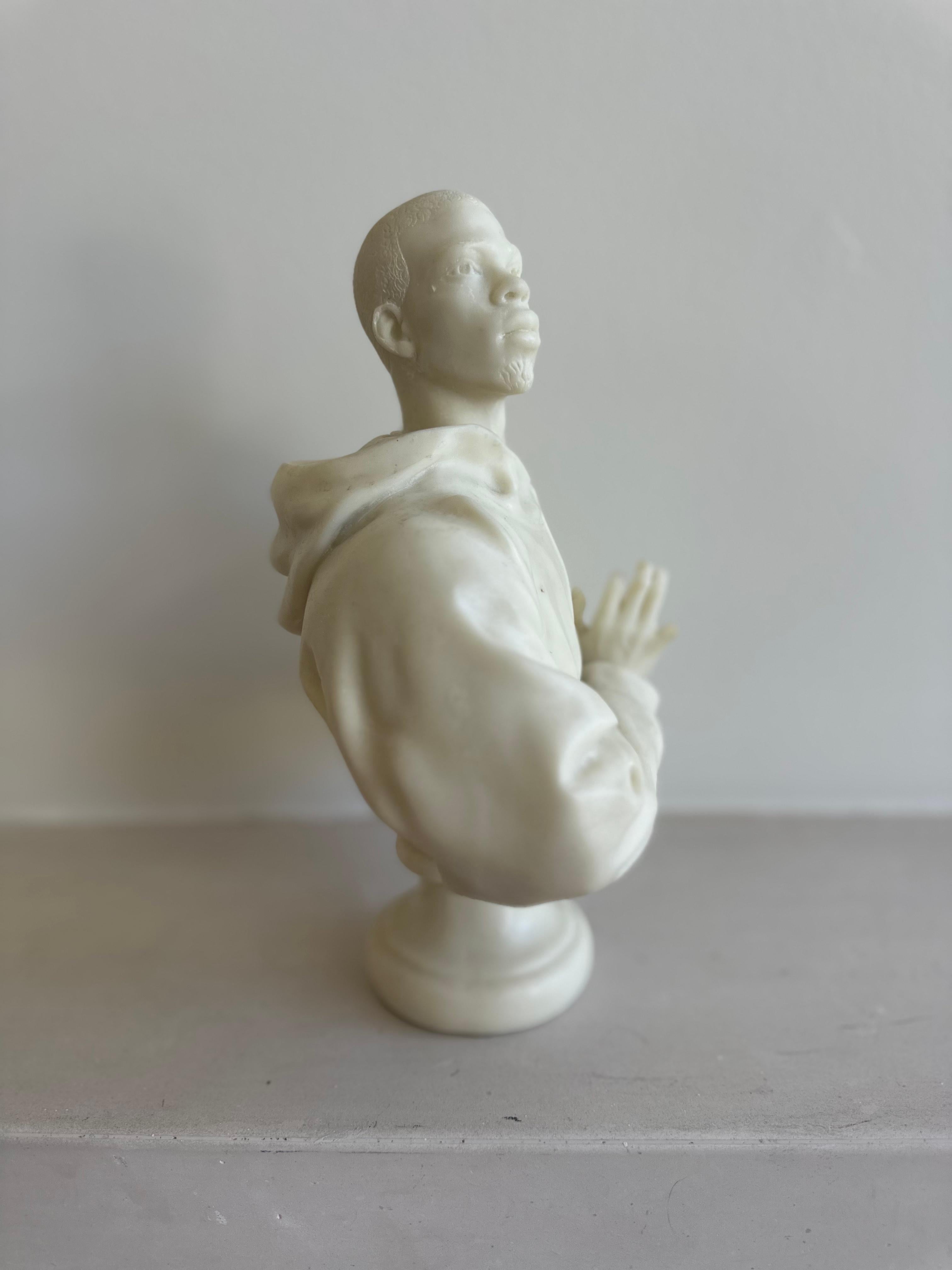 Luigi XVI, il Re Sole - Figurative Sculpture Grigio di Kehinde Wiley