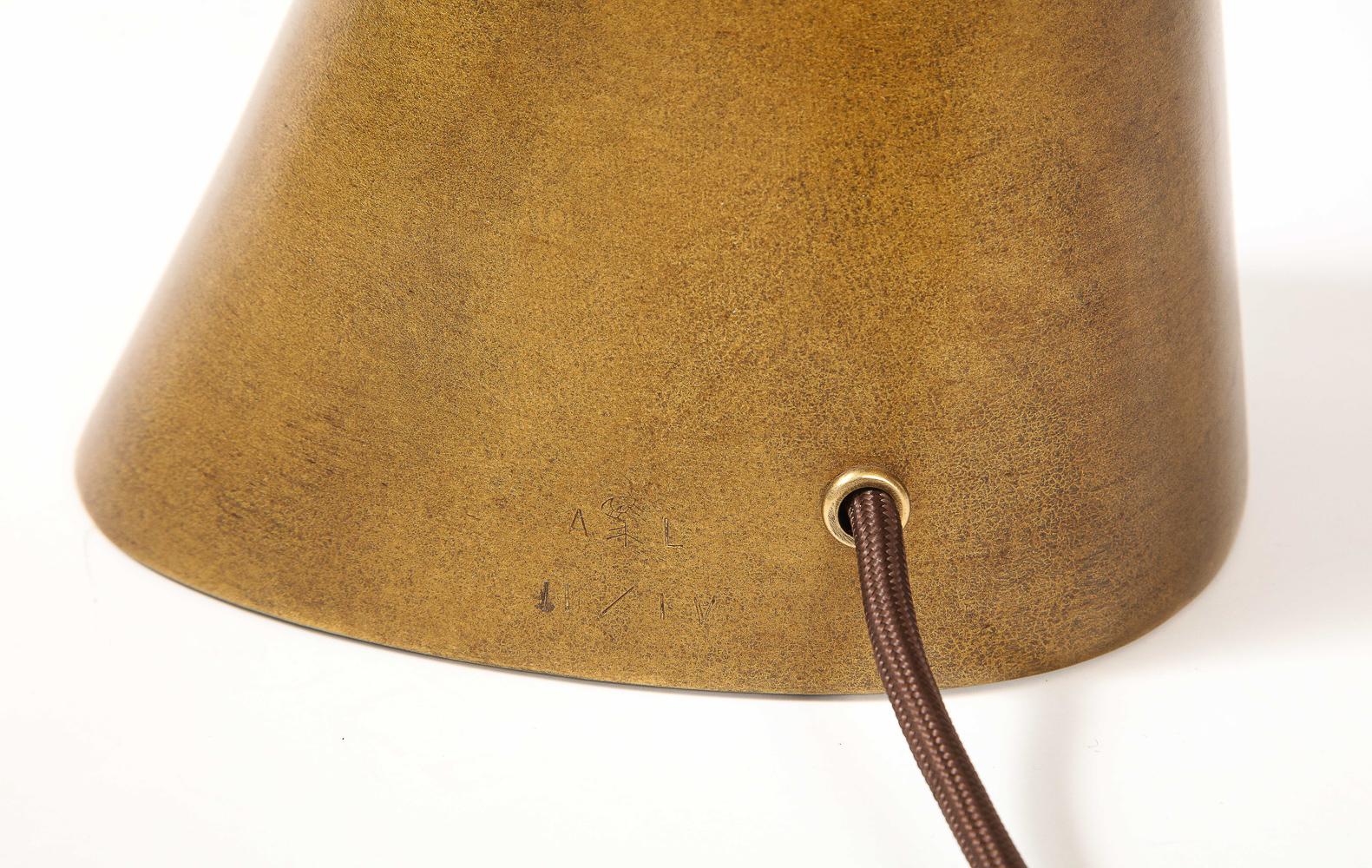 Bronze Kei, lampe de table en bronze fabriquée en Studio par Alexandre Logé