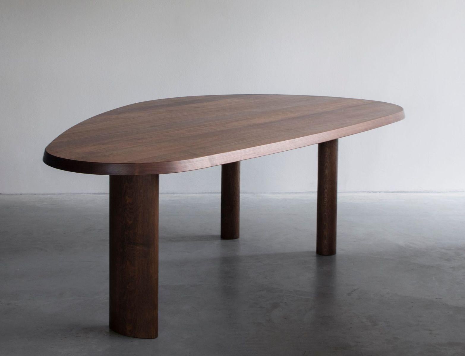 Kei walnut dining table by Van Rossum
Dimensions: D200 x W130 x H74 cm
Materials: Walnut.

The wood is available in all standard Van Rossum colors, or in a matching finish to customer’s own sample.

Inspired by Charlotte Perriand’s tables en