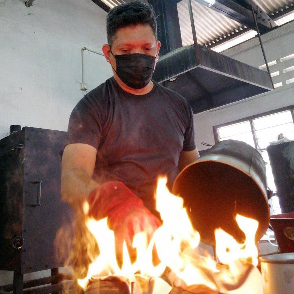 Malaisien Bougeoir à bougie Raku Keihatsu en cuivre au carbone - poterie en céramique faite à la main en vente