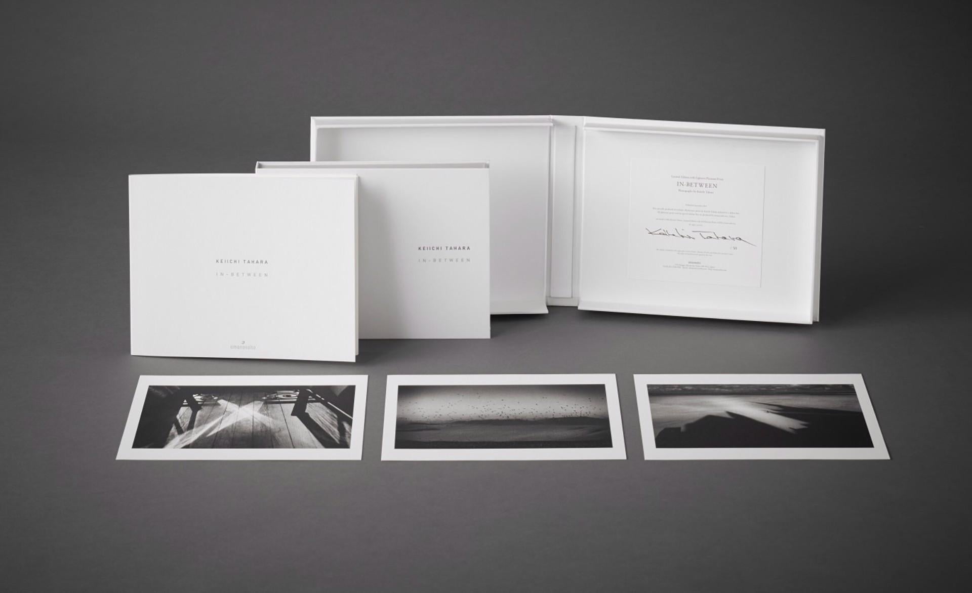 Black and White Photograph de Keiichi Tahara - IN-BETWEEN (Carpeta completa con 18 impresiones en platino ), 2014