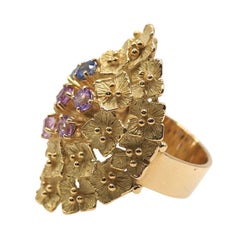 Bague « Cluster » de Keiko Ikeda, motif floral japonais, en or jaune 18 carats, sertie de saphirs roses et bleus