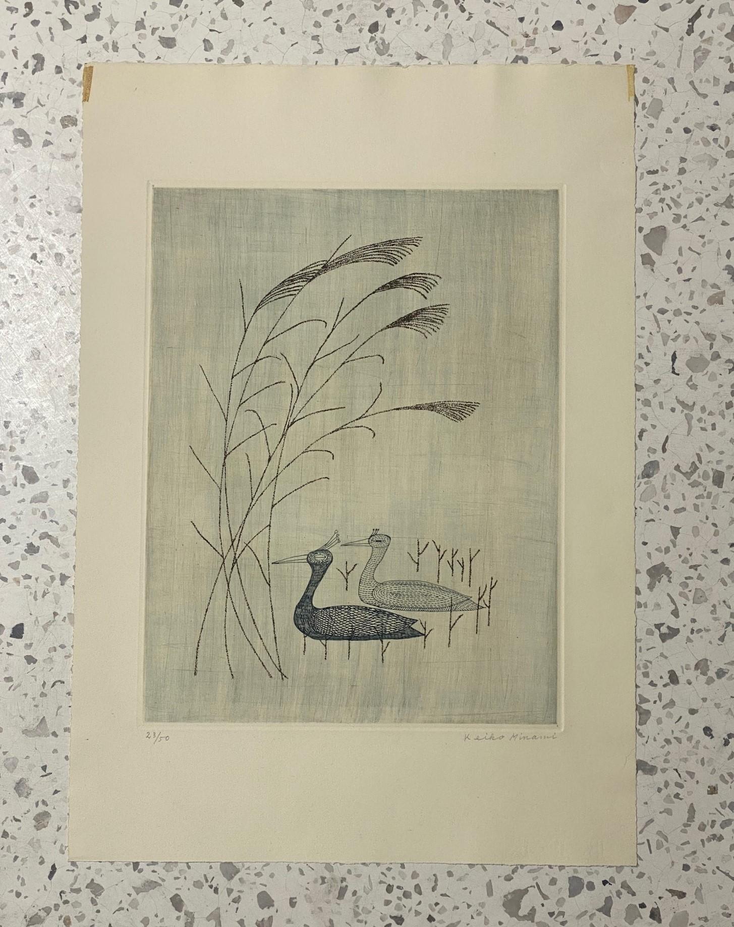 Eine schöne und recht skurrile Radierung der berühmten japanischen Künstlerin Keiko Minami, die für ihre piktogrammartigen Aquatinten/Radierungen mit einer verspielten, kindlichen Ästhetik bekannt war. Dieses Werk zeigt ein Vogelpaar - vielleicht
