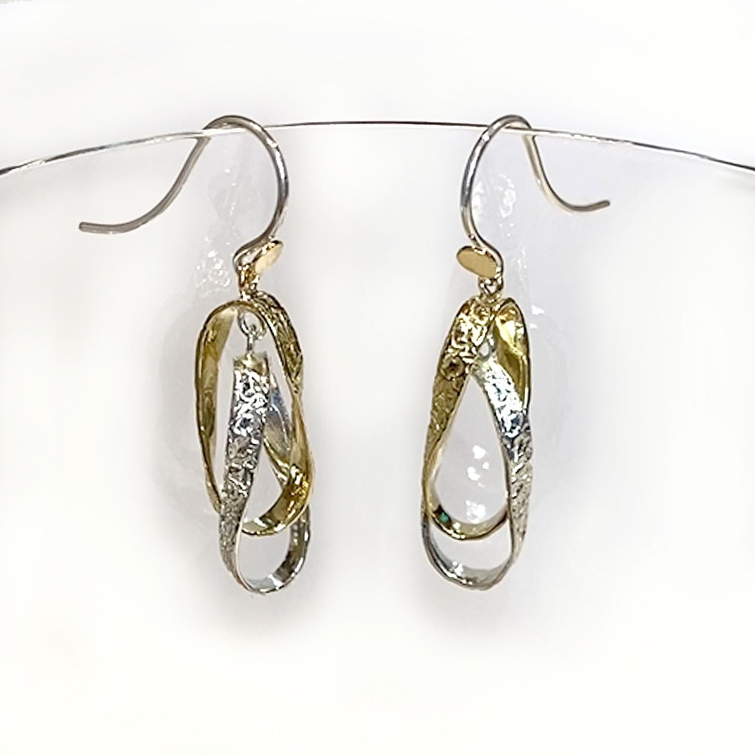 Les boucles d'oreilles imbriquées uniques de Keiko Mita sont fabriquées à la main en or jaune 14 carats et en argent sterling. Les boucles d'oreilles artistiques de la collection Washi de l'artiste mesurent 38 mm de long et 10 mm de large. Le washi