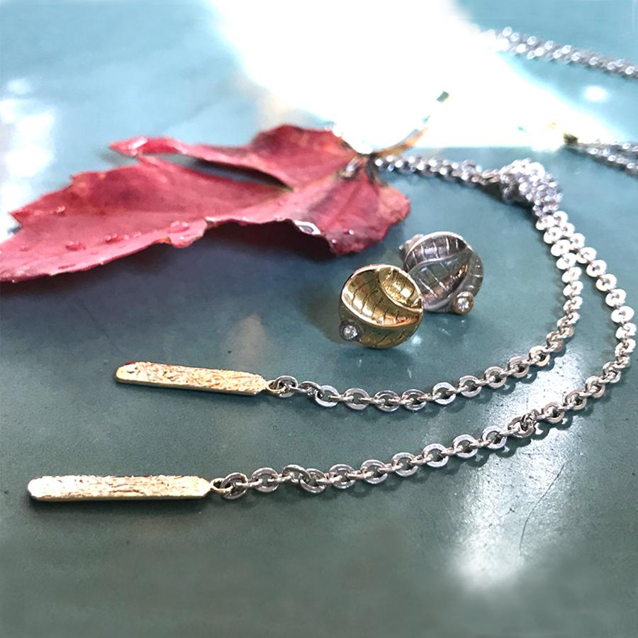 Le collier lariat Mai de Keiko Mita est fait à la main en or jaune 14 carats et en argent sterling. Ce collier lariat artistique mesure 32 pouces de long et se ferme par un fermoir à mousqueton. La longueur peut être ajustée en positionnant le nœud