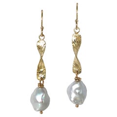 Pendientes Twizzle de perlas Keshi de agua dulce de oro amarillo de 14 quilates Keiko Mita