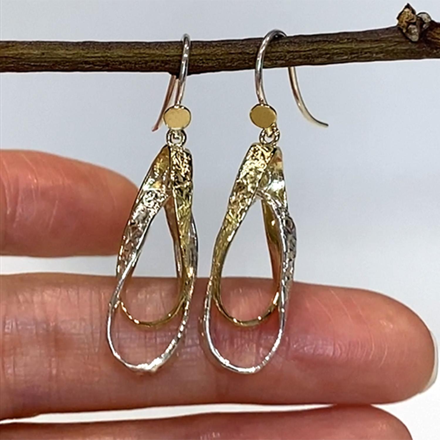 Les boucles d'oreilles uniques de Keiko Mita sont fabriquées à la main en or jaune 18 carats et en argent sterling. Les boucles d'oreilles artistiques de la Collection Sashi de l'artiste mesurent 38 mm de long et 10 mm de large. Le washi est un