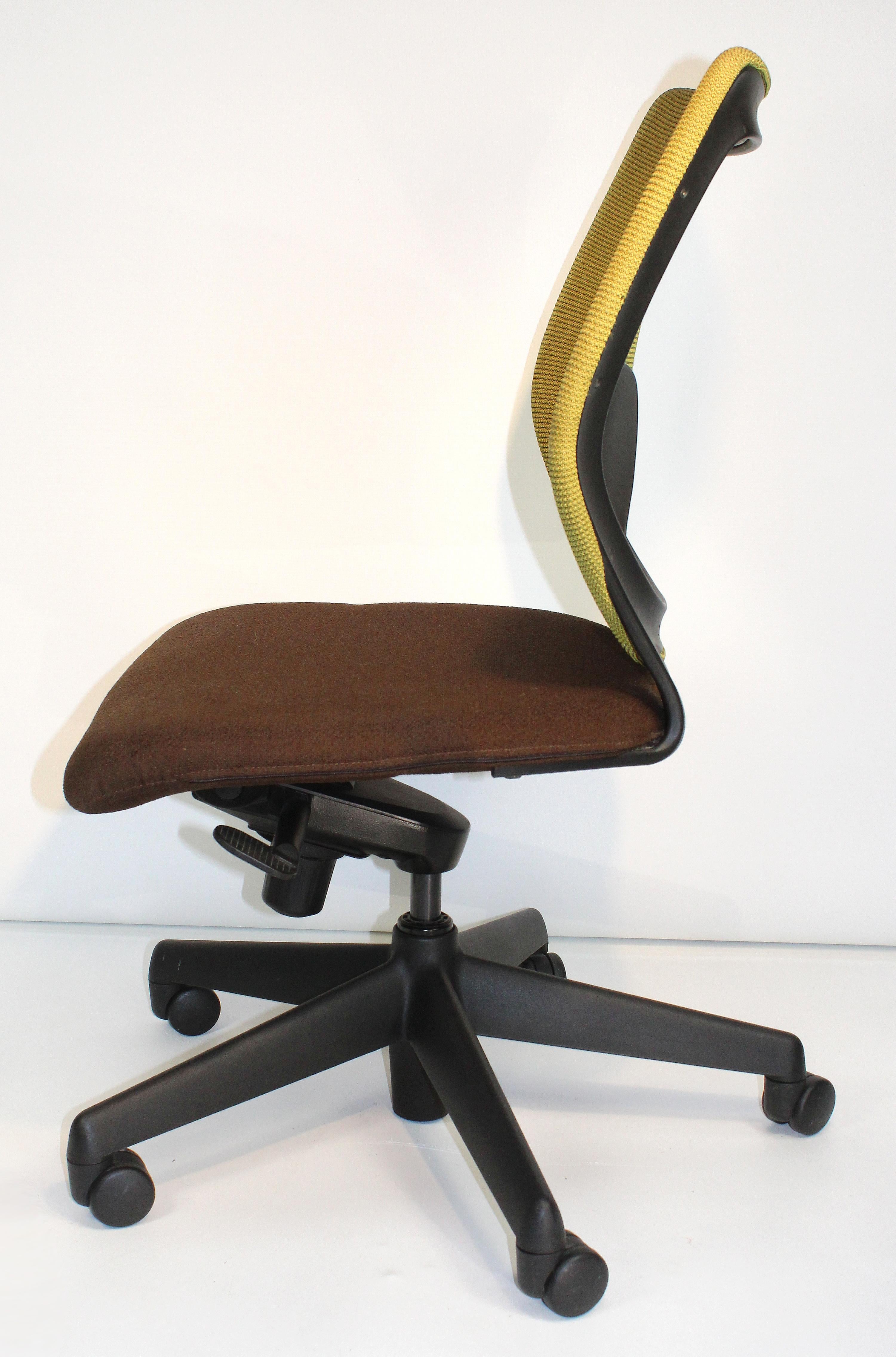 Mark Kapka 'Canada' Ergonomic Swivel Desk Chair Designed 

Offered for sale is an ergonomic, mesh back swivel desk chair designed by Mark Kapka for Keilhauer furniture of Canada. The chair offers lumbar support, pneumatic height adjustment, a mesh